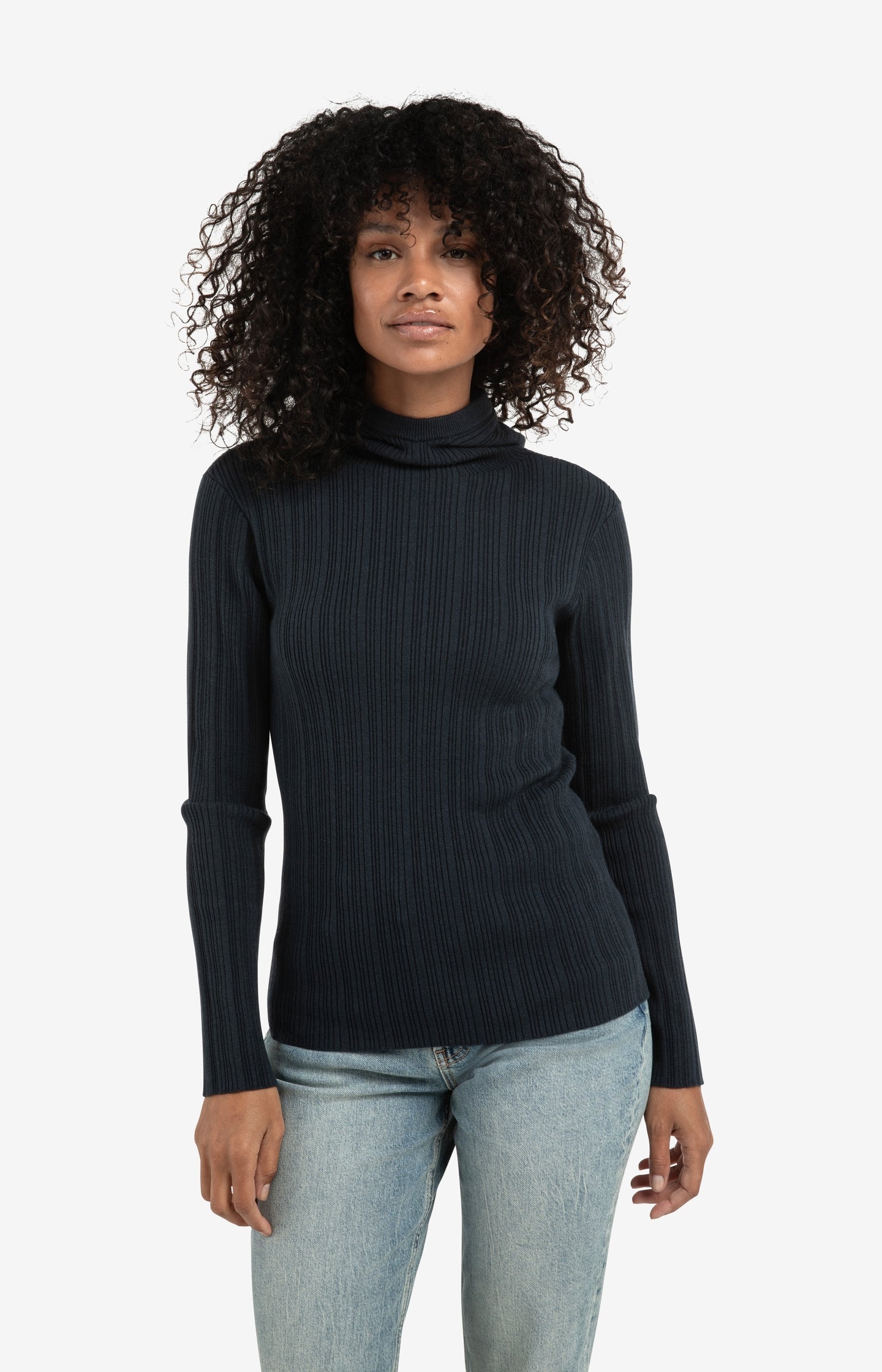 Trousers with pleats and chino pockets