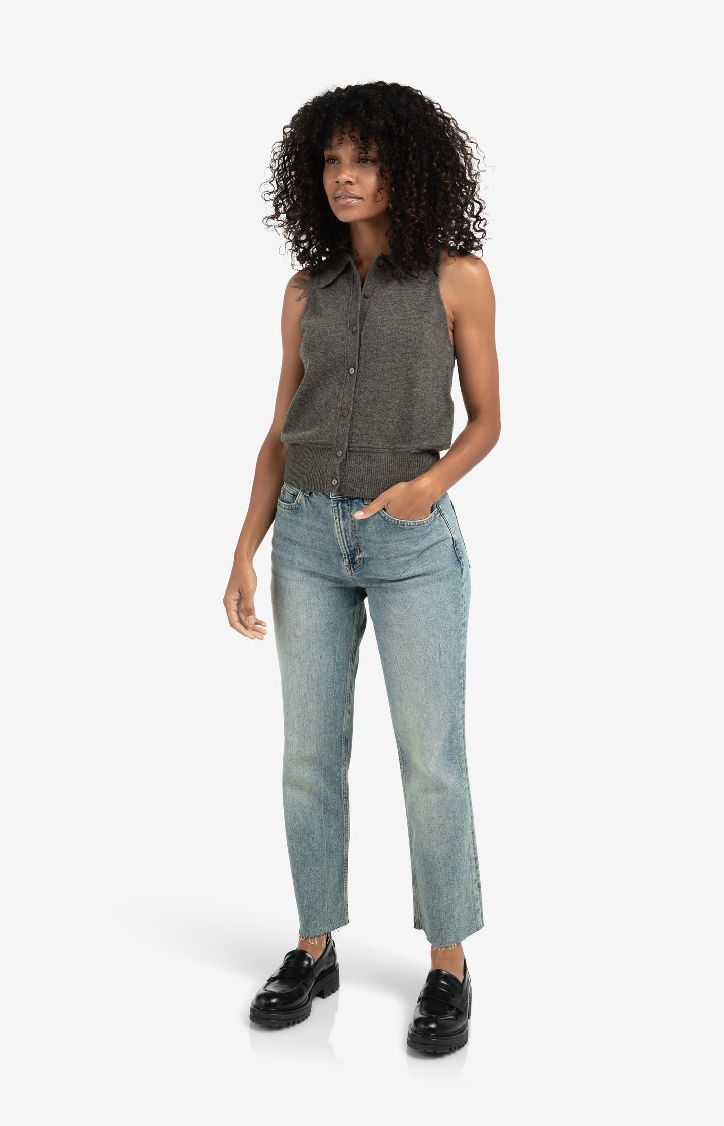 Trousers with pleats and chino pockets