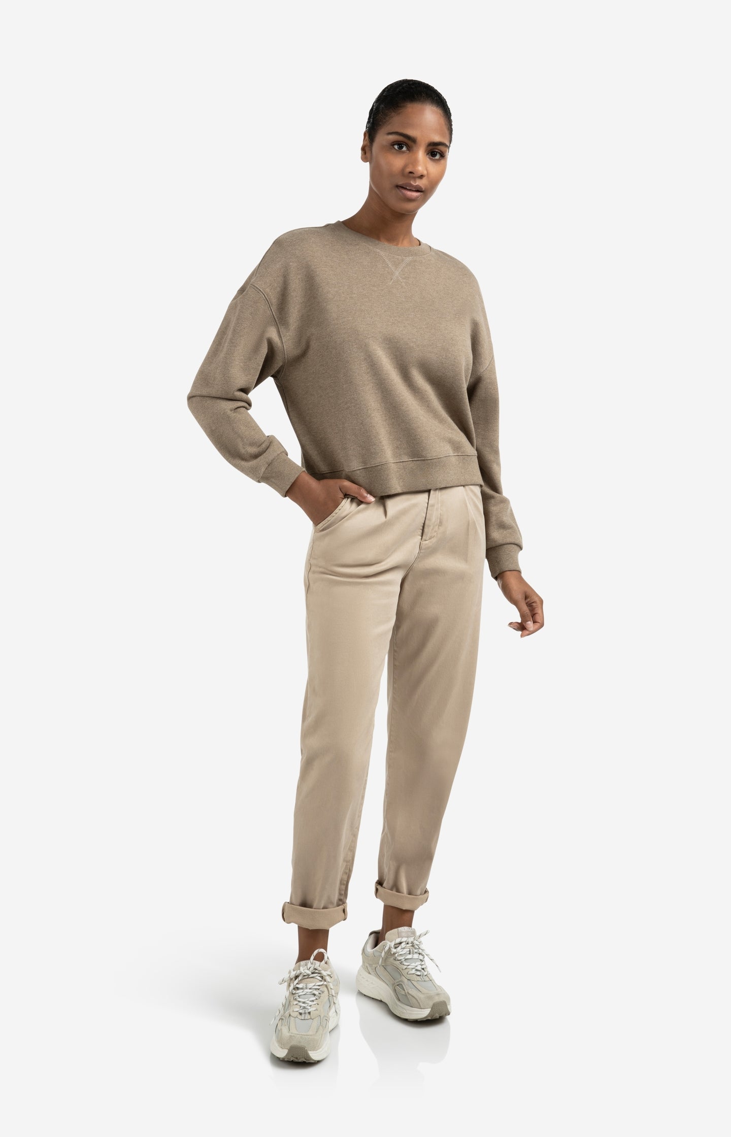 Trousers with pleats and chino pockets