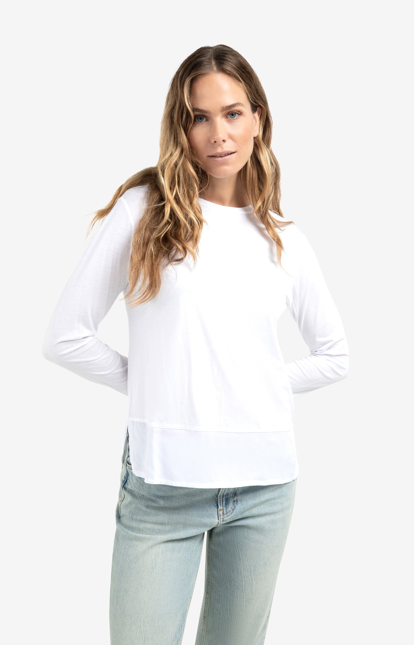 Trousers with pleats and chino pockets