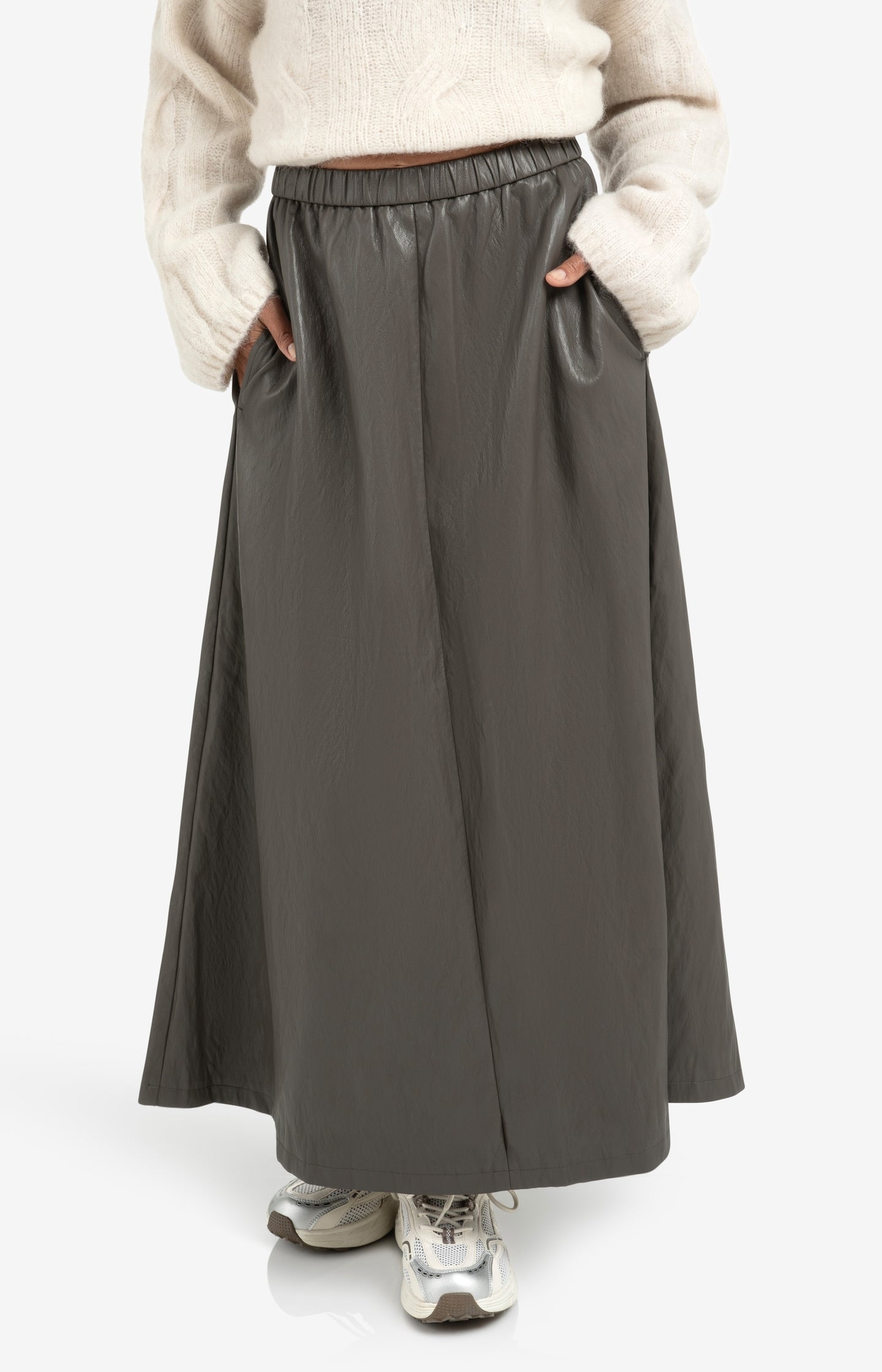 Trousers with pleats and chino pockets