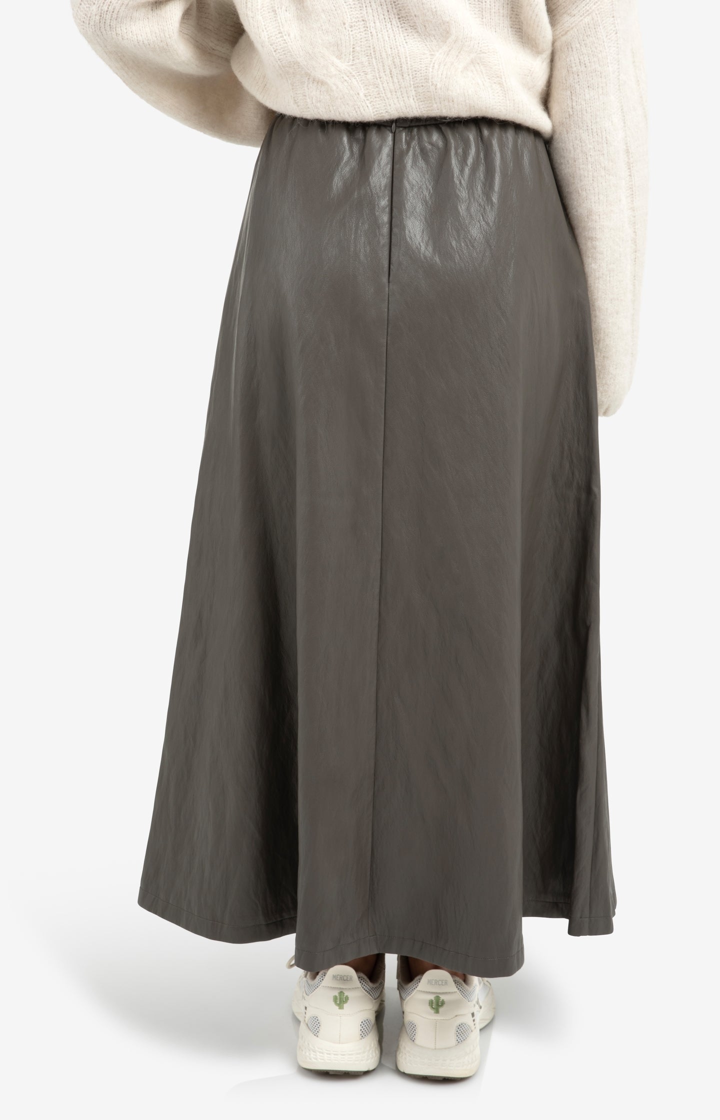 Trousers with pleats and chino pockets