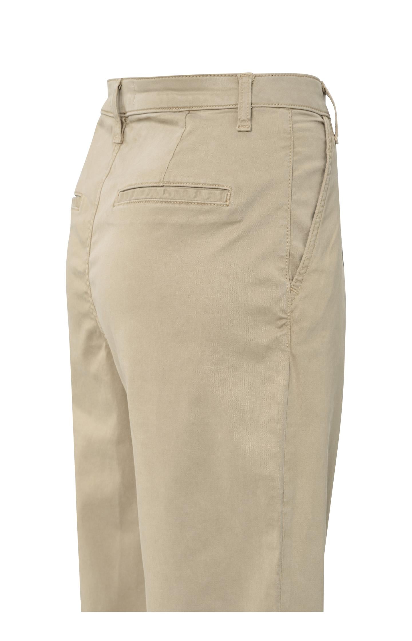 Trousers with pleats and chino pockets