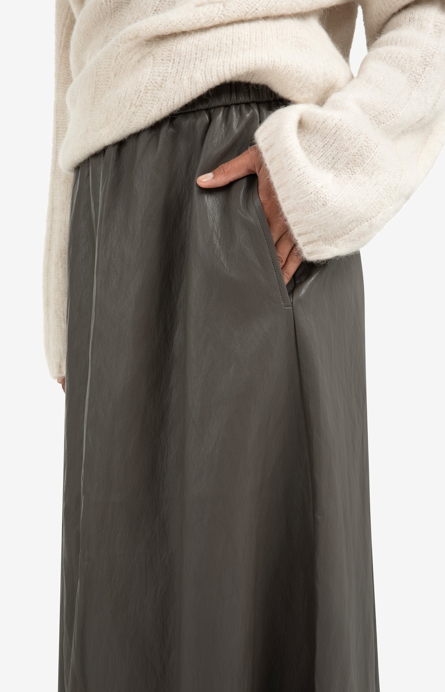 Trousers with pleats and chino pockets