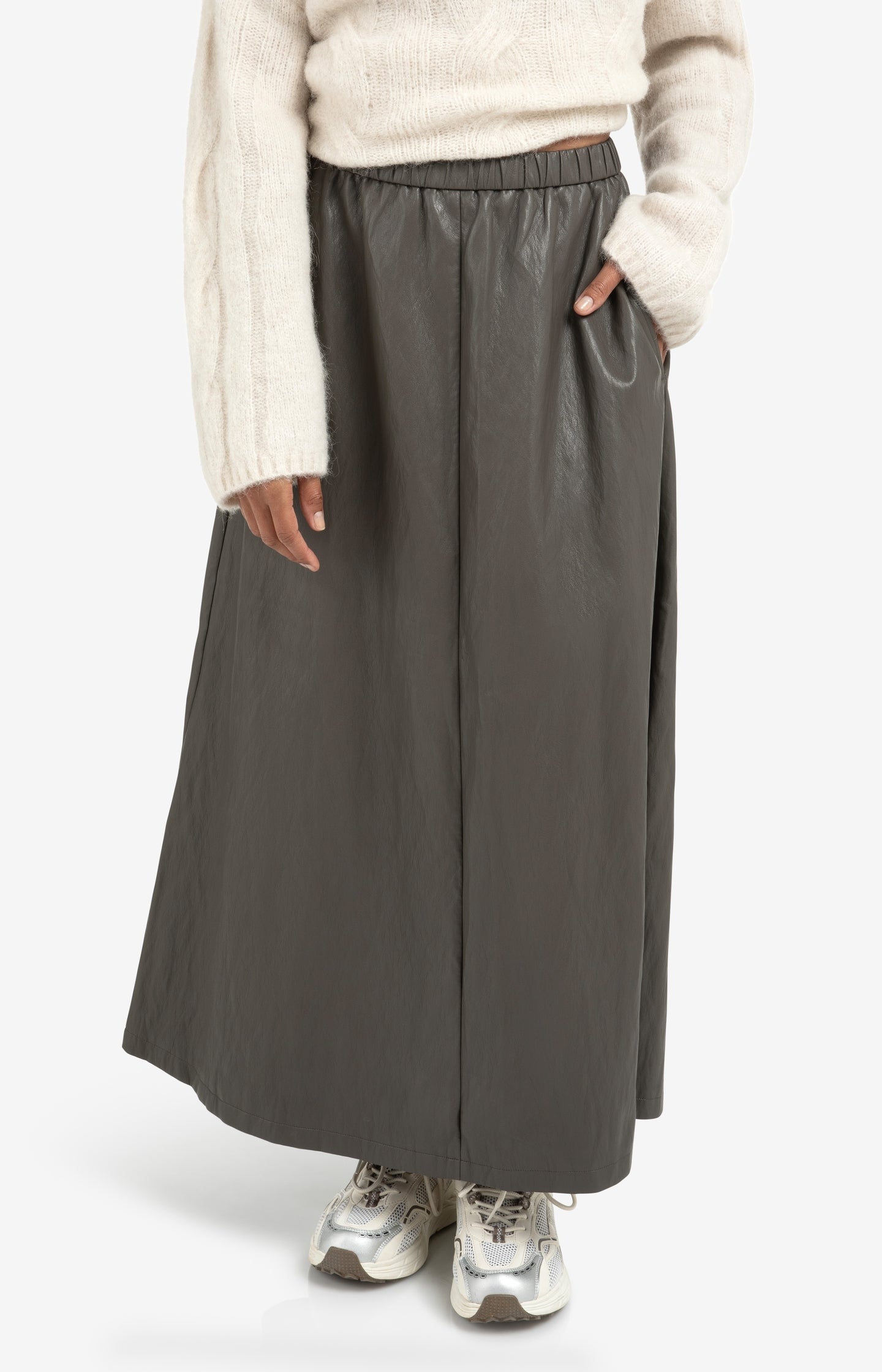 Trousers with pleats and chino pockets