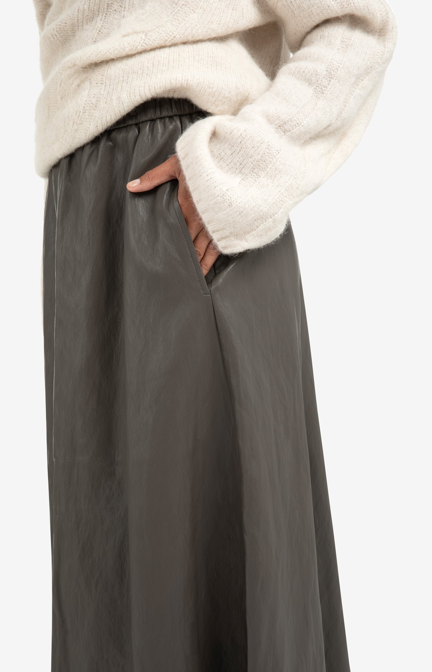 Trousers with pleats and chino pockets