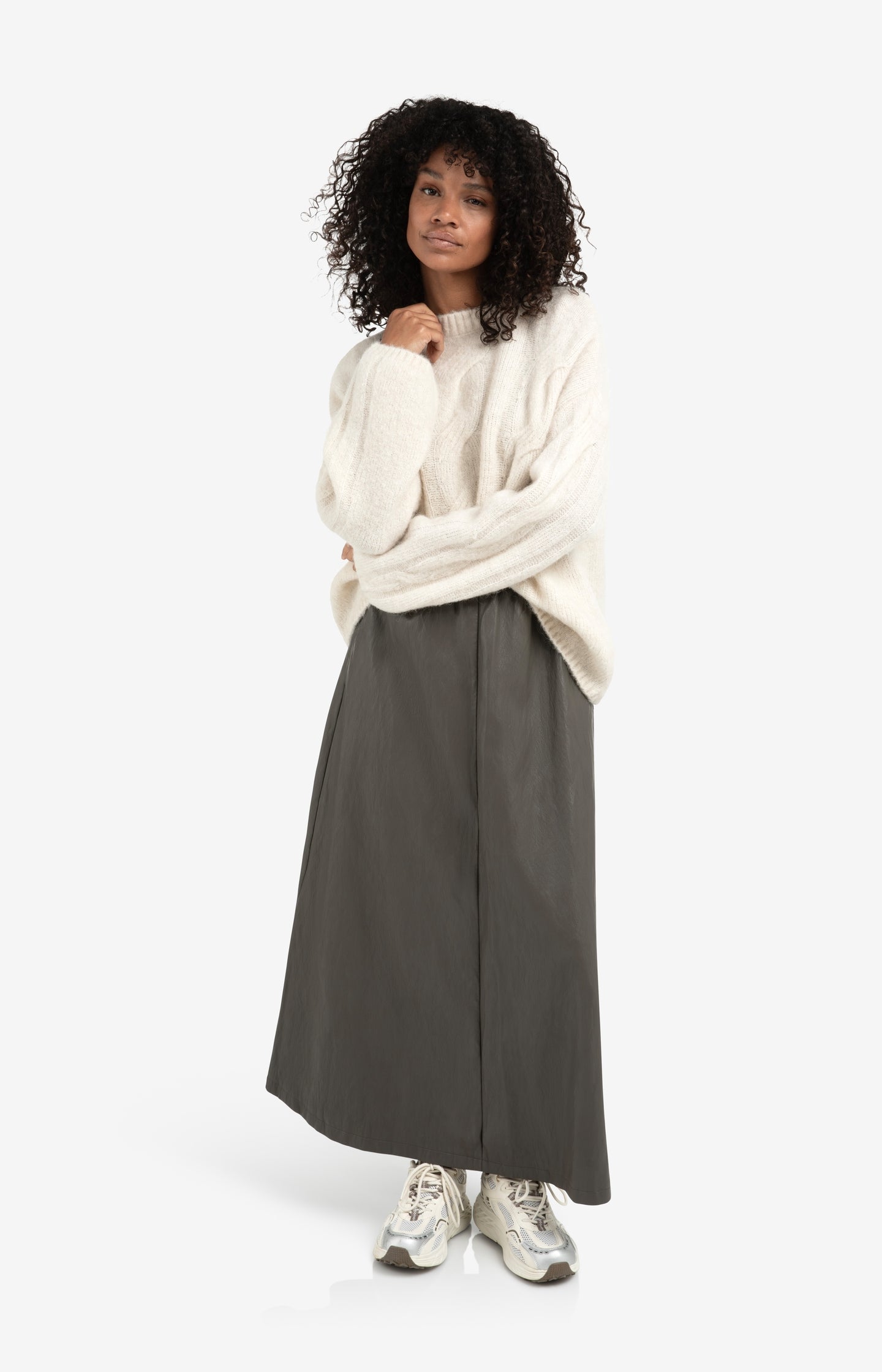Trousers with pleats and chino pockets