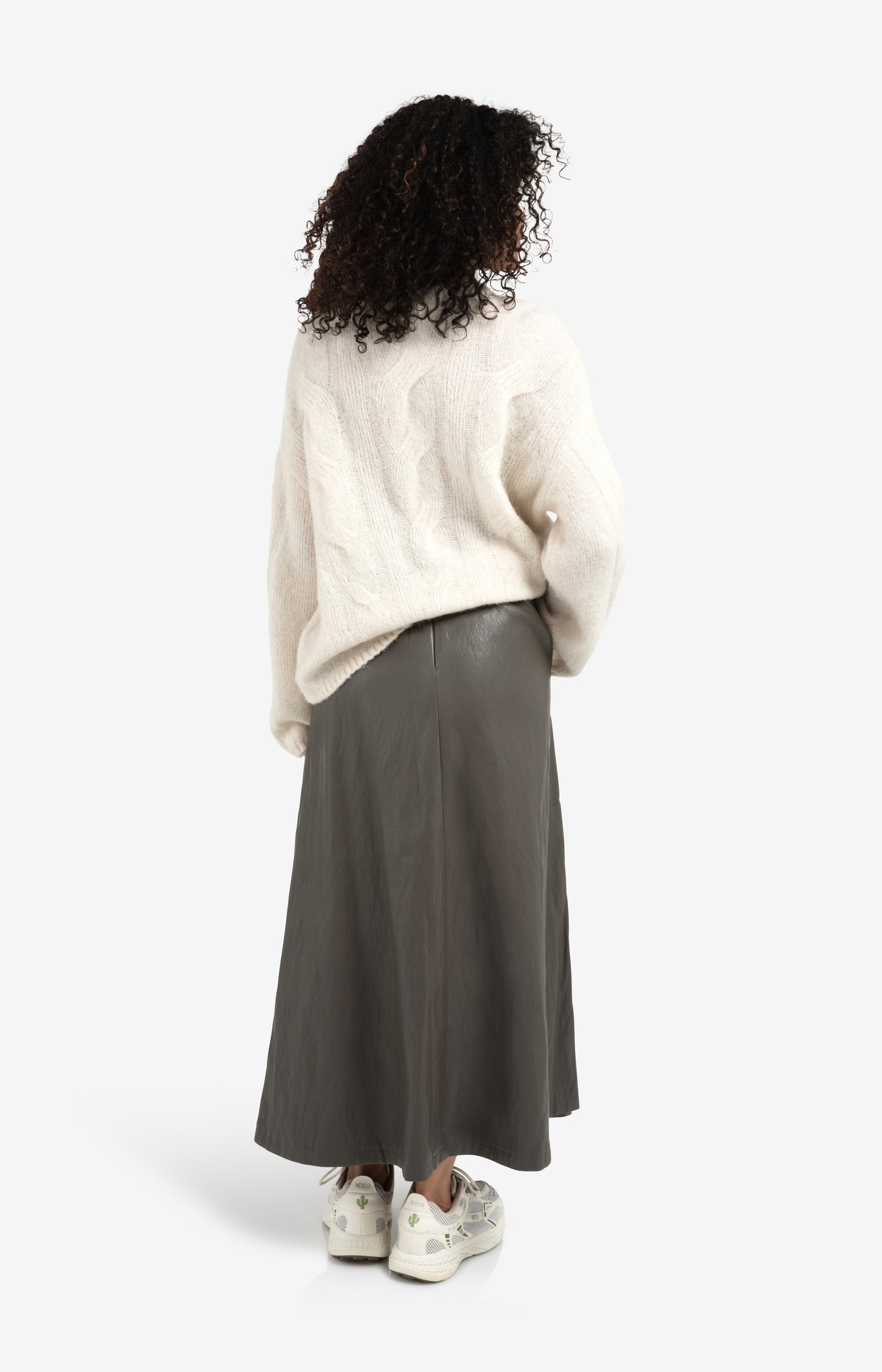 Trousers with pleats and chino pockets