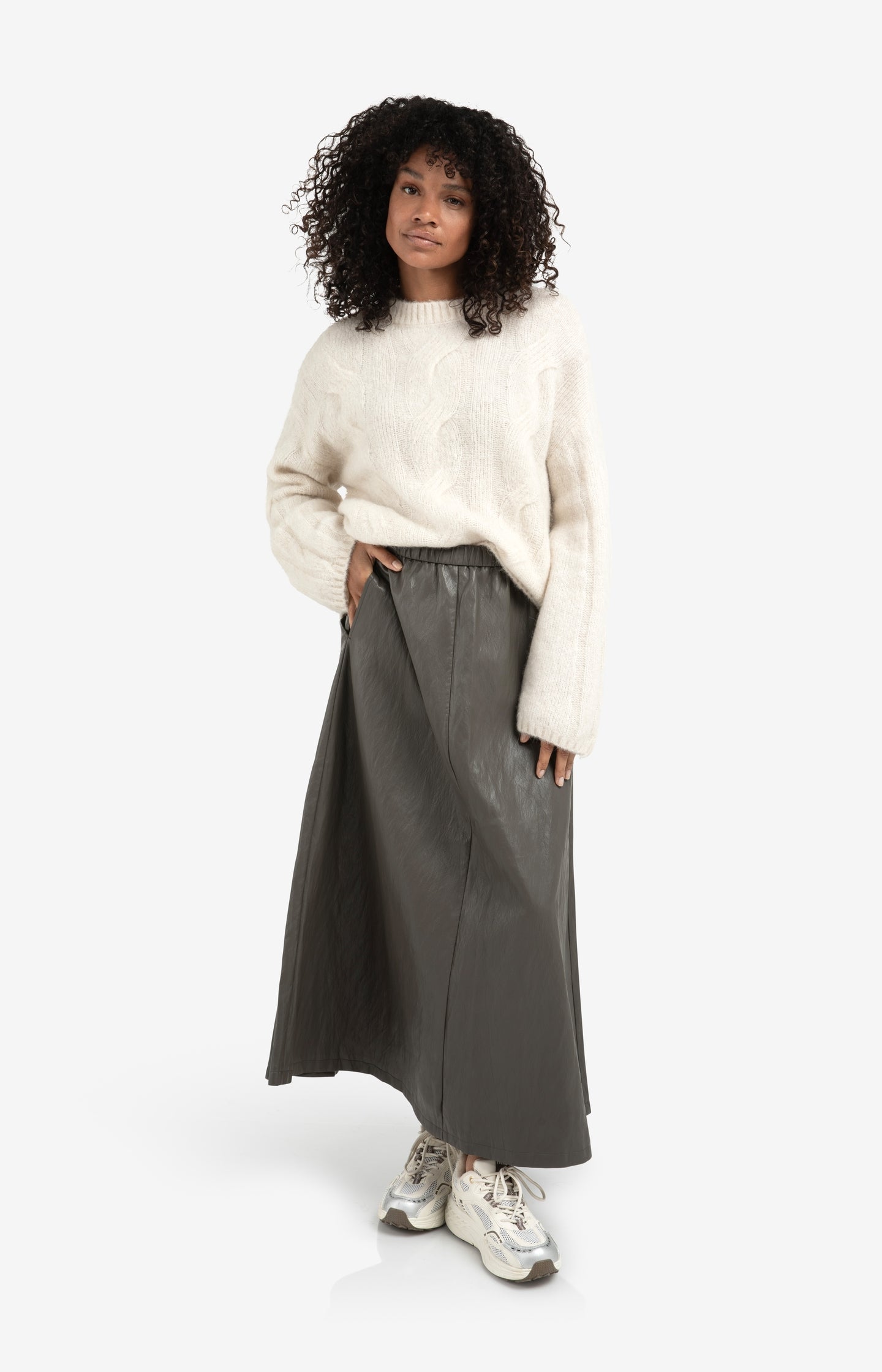 Trousers with pleats and chino pockets