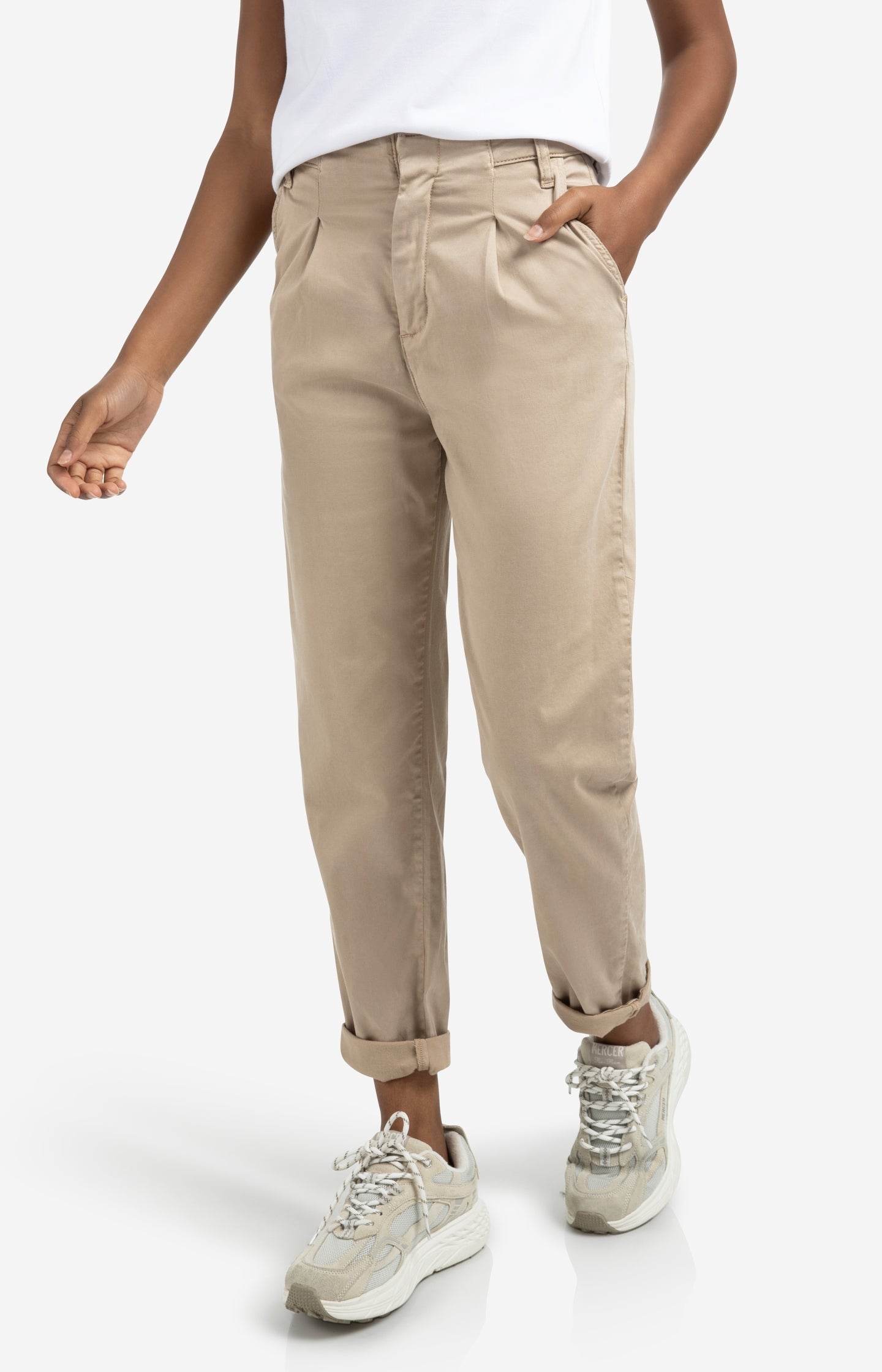 Trousers with pleats and chino pockets