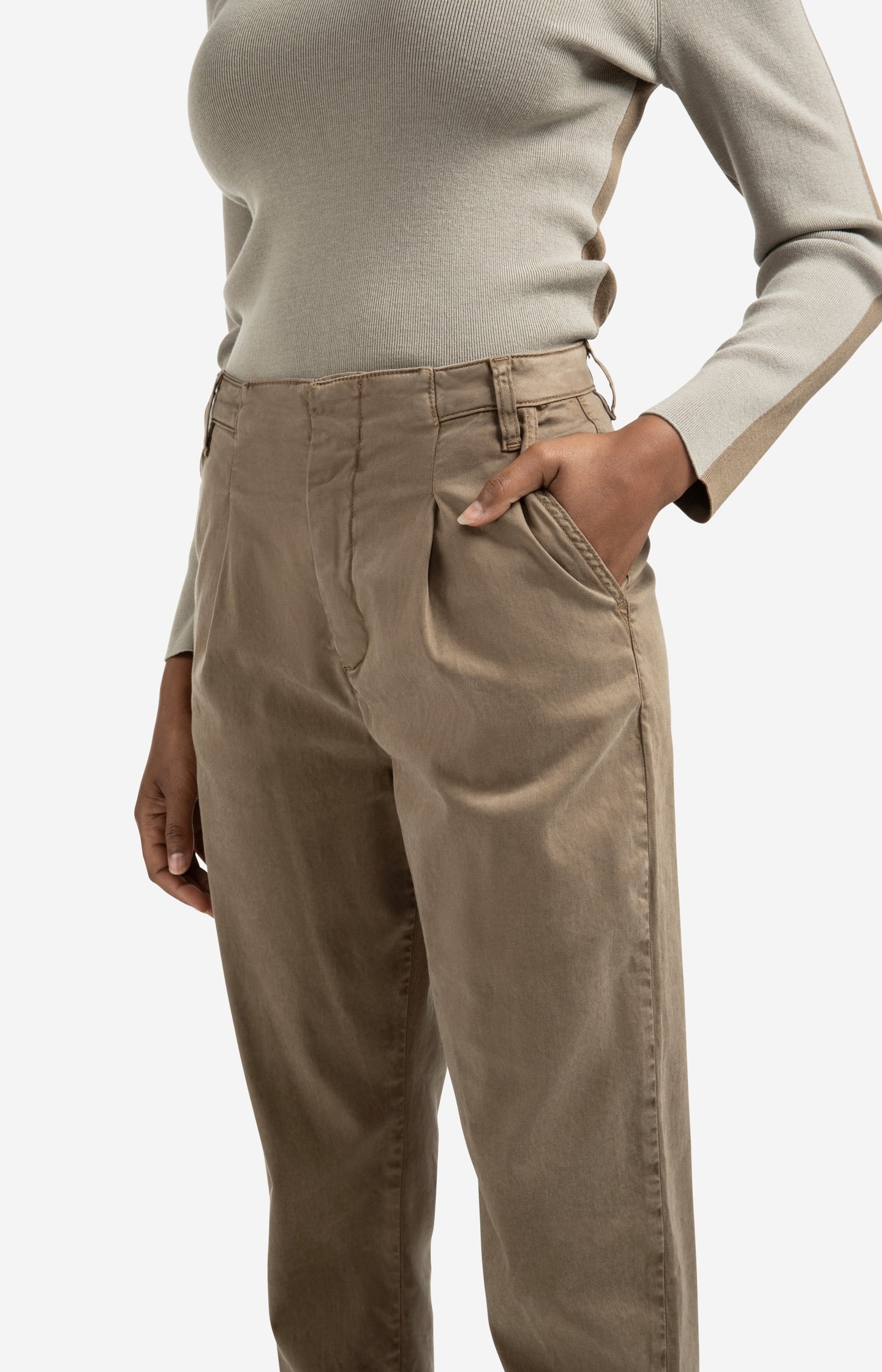Trousers with pleats and chino pockets