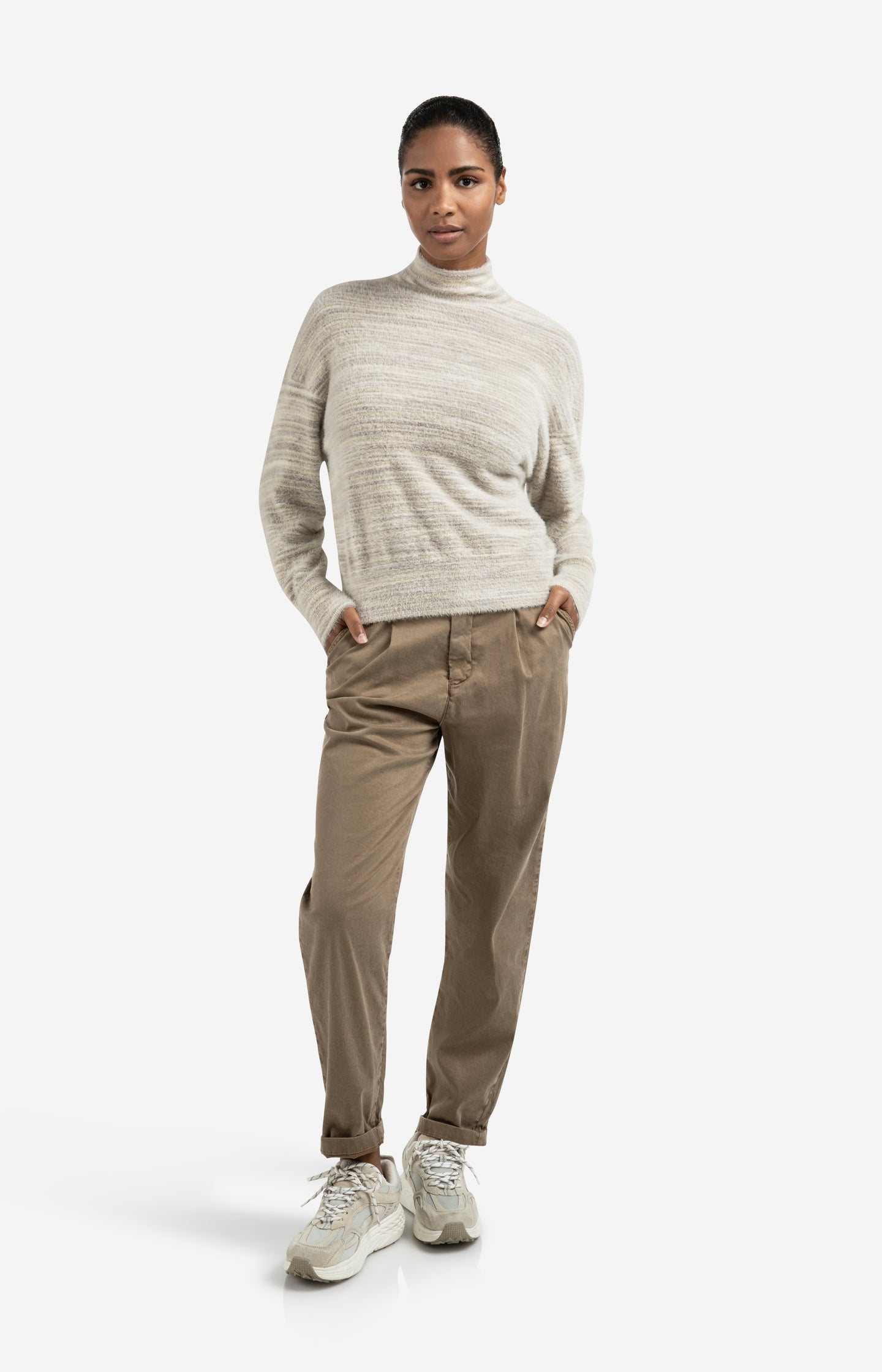 Trousers with pleats and chino pockets