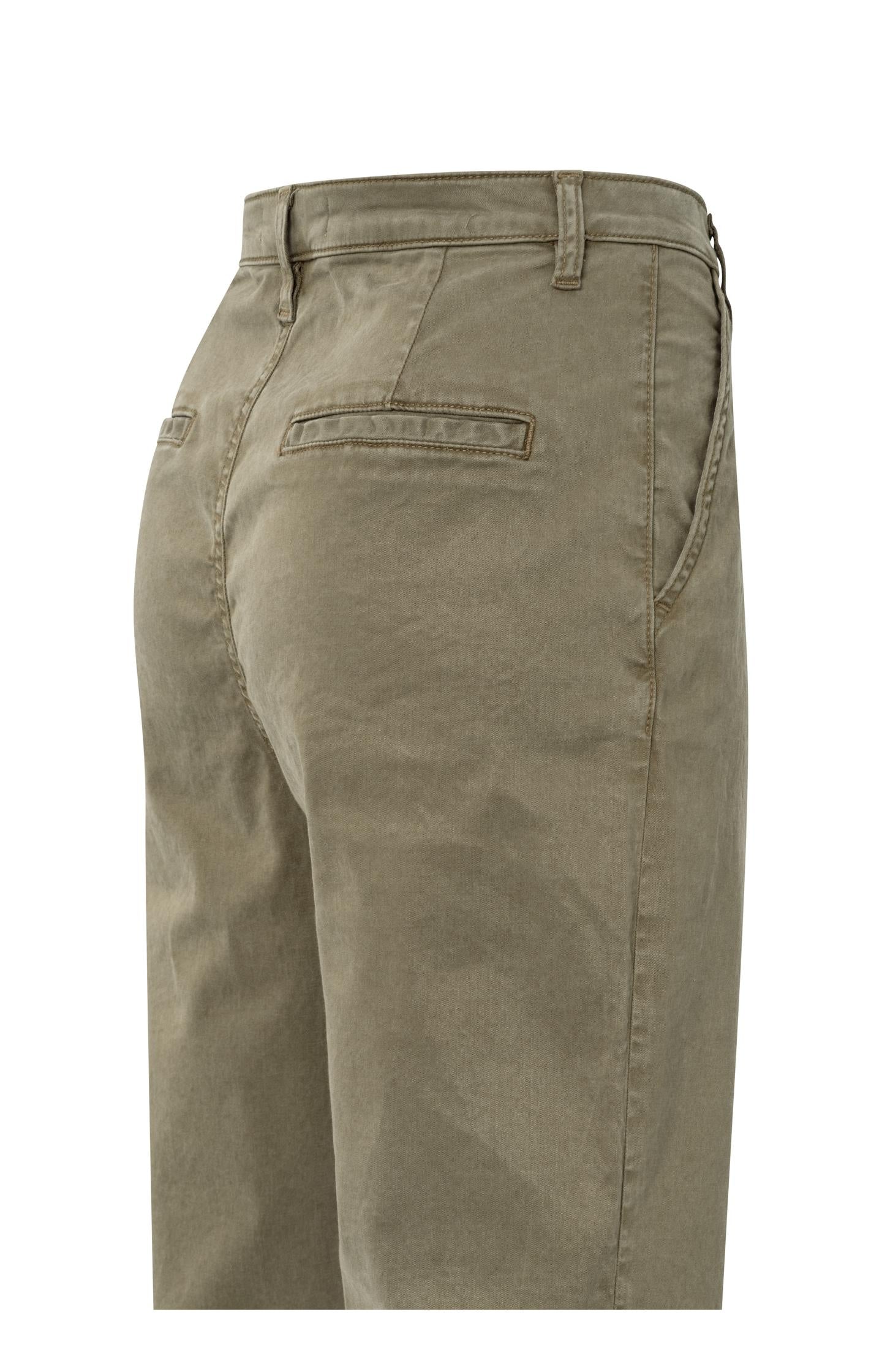Trousers with pleats and chino pockets