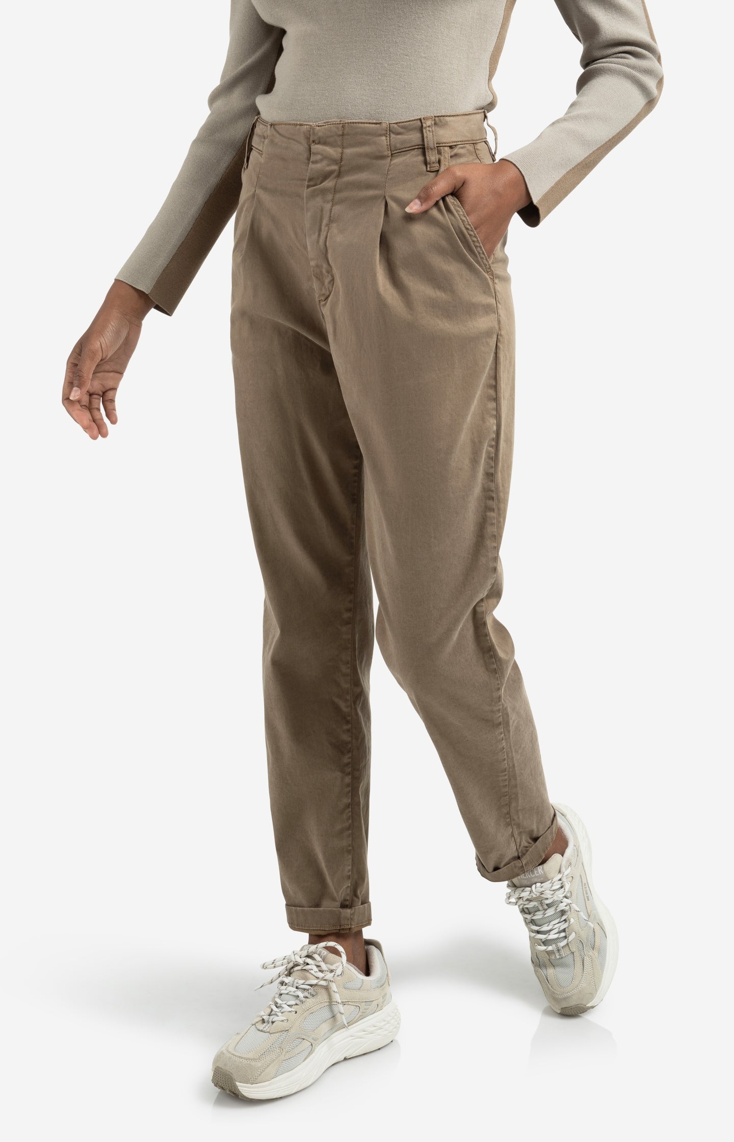 Trousers with pleats and chino pockets