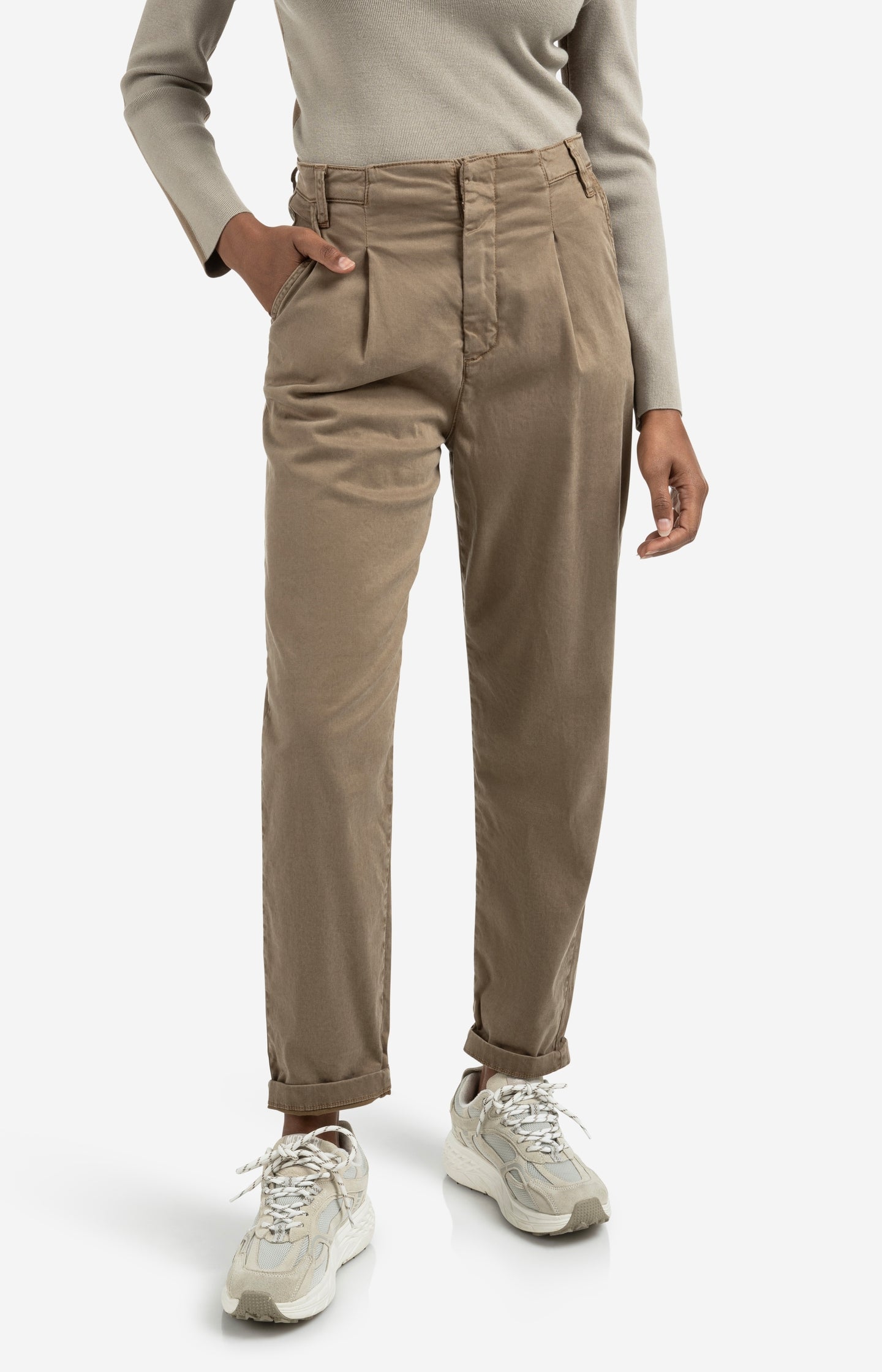 Trousers with pleats and chino pockets