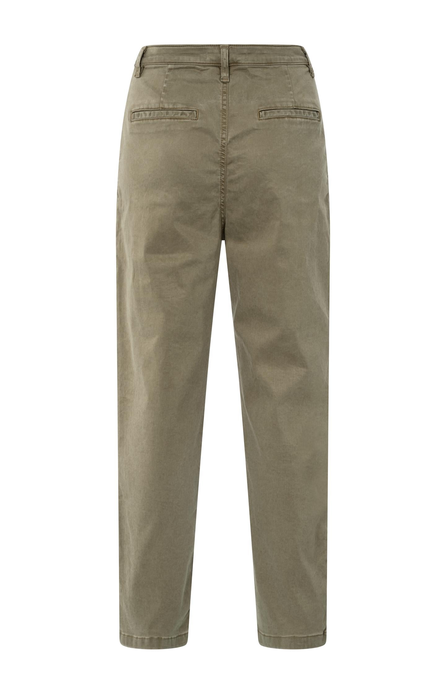 Trousers with pleats and chino pockets