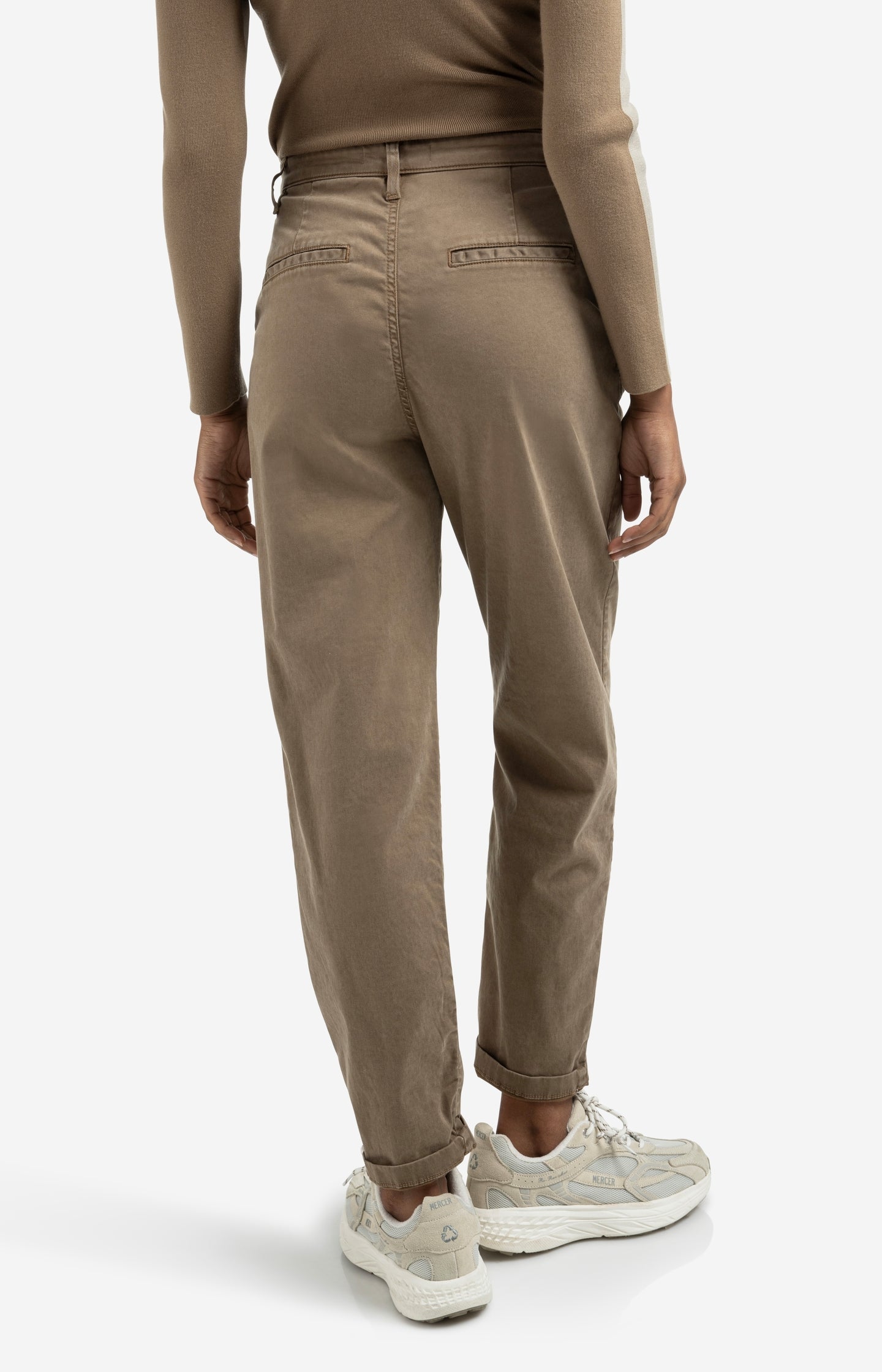 Trousers with pleats and chino pockets