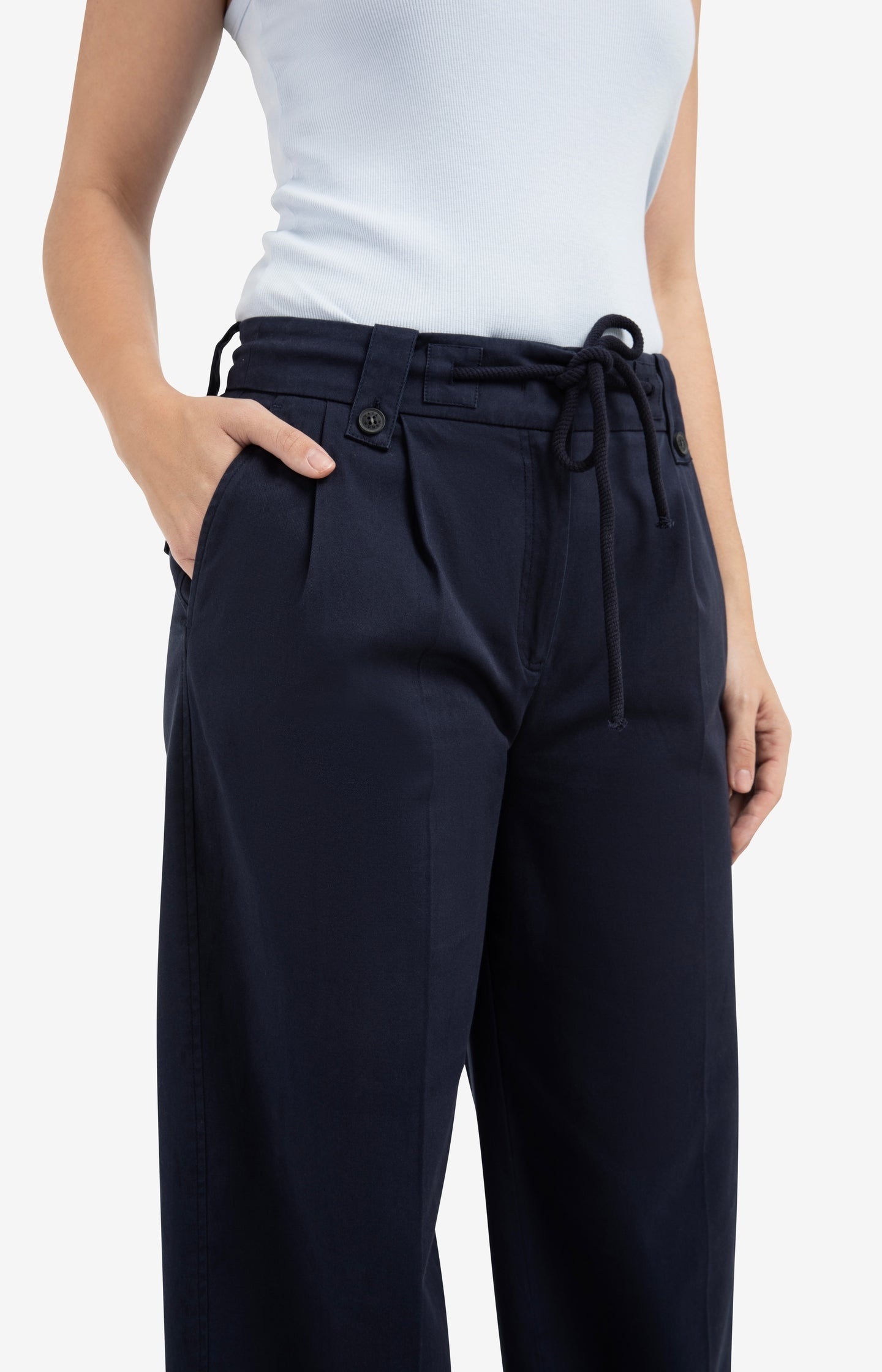 Trousers with pleats, wide legs and drawcord at the waist