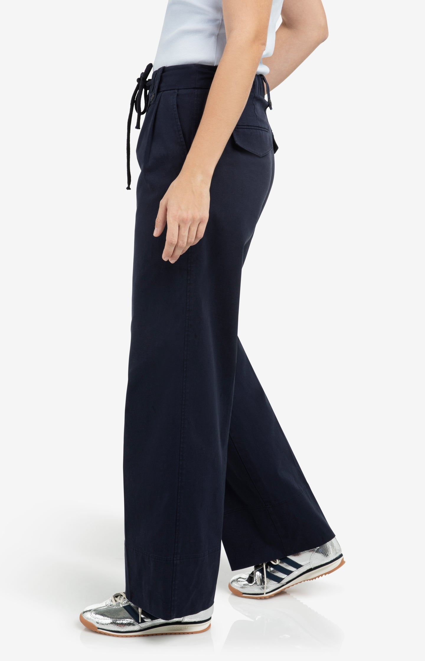 Trousers with pleats, wide legs and drawcord at the waist