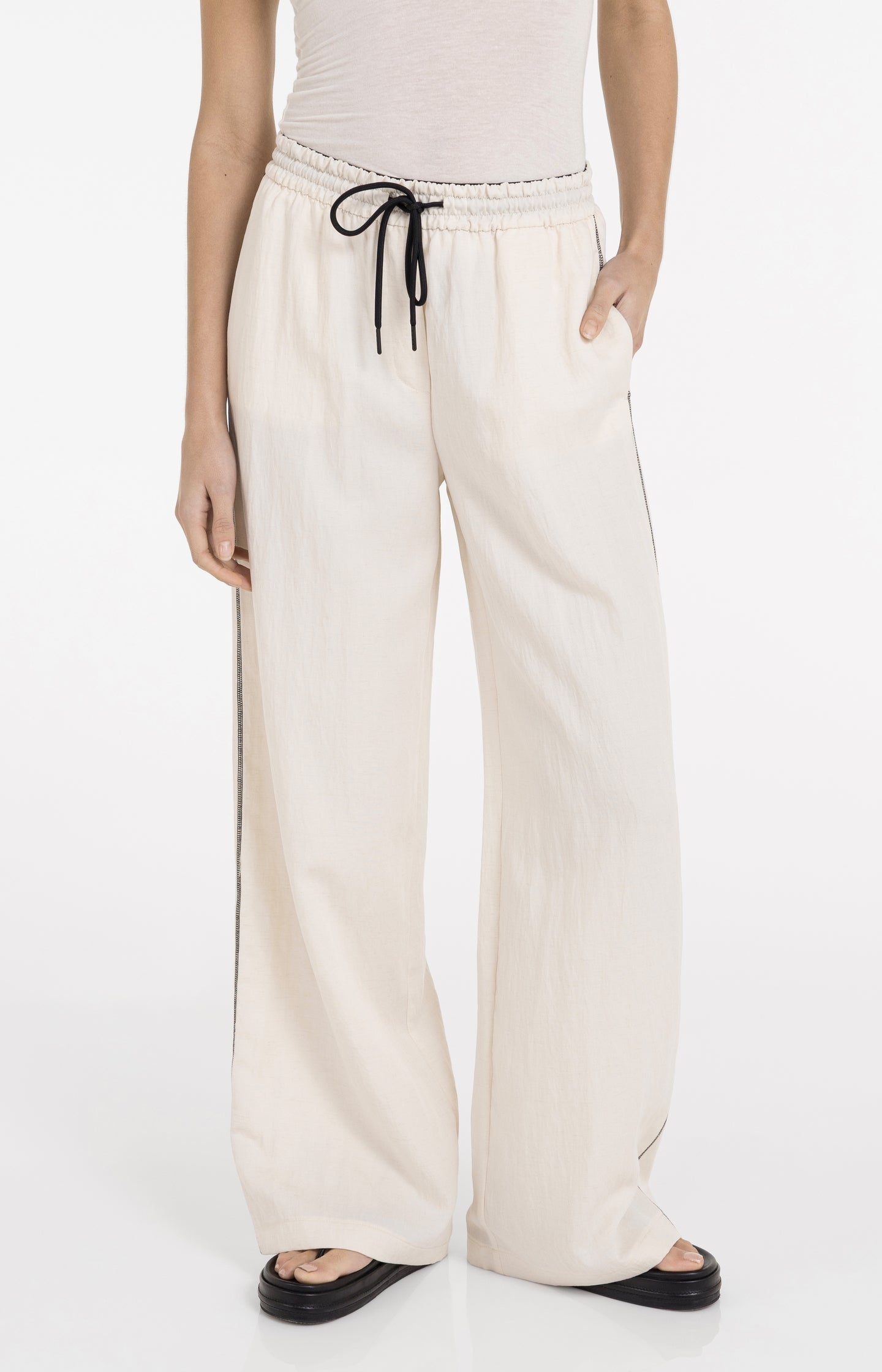 Trousers with wide legs and contrast stitching  L32