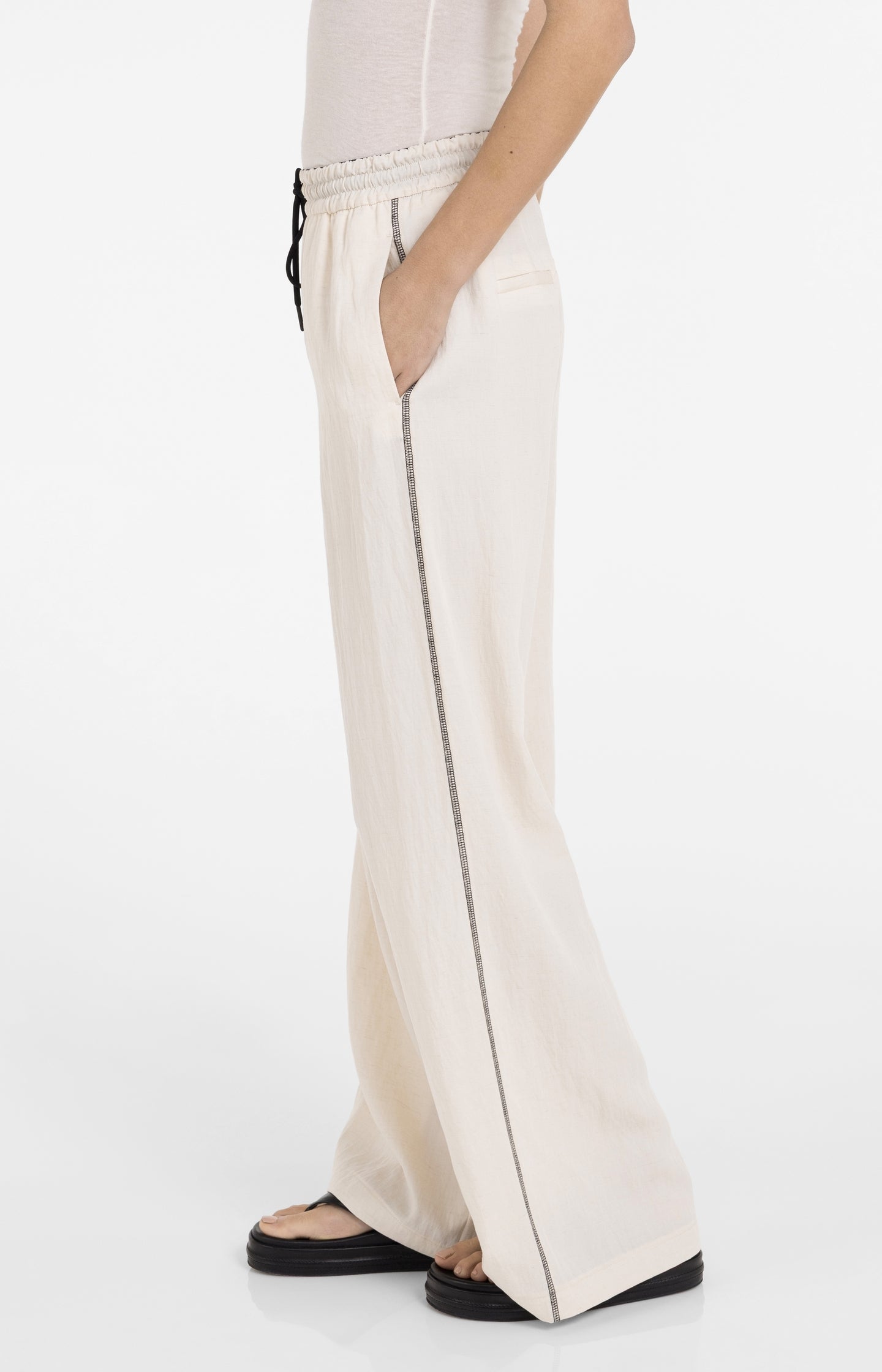 Trousers with wide legs and contrast stitching  L32