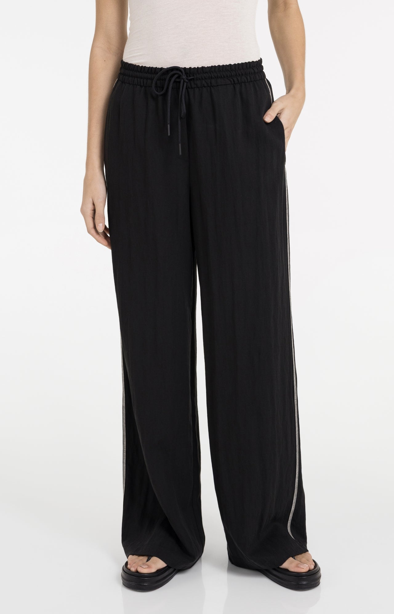 Trousers with wide legs and contrast stitching  L32