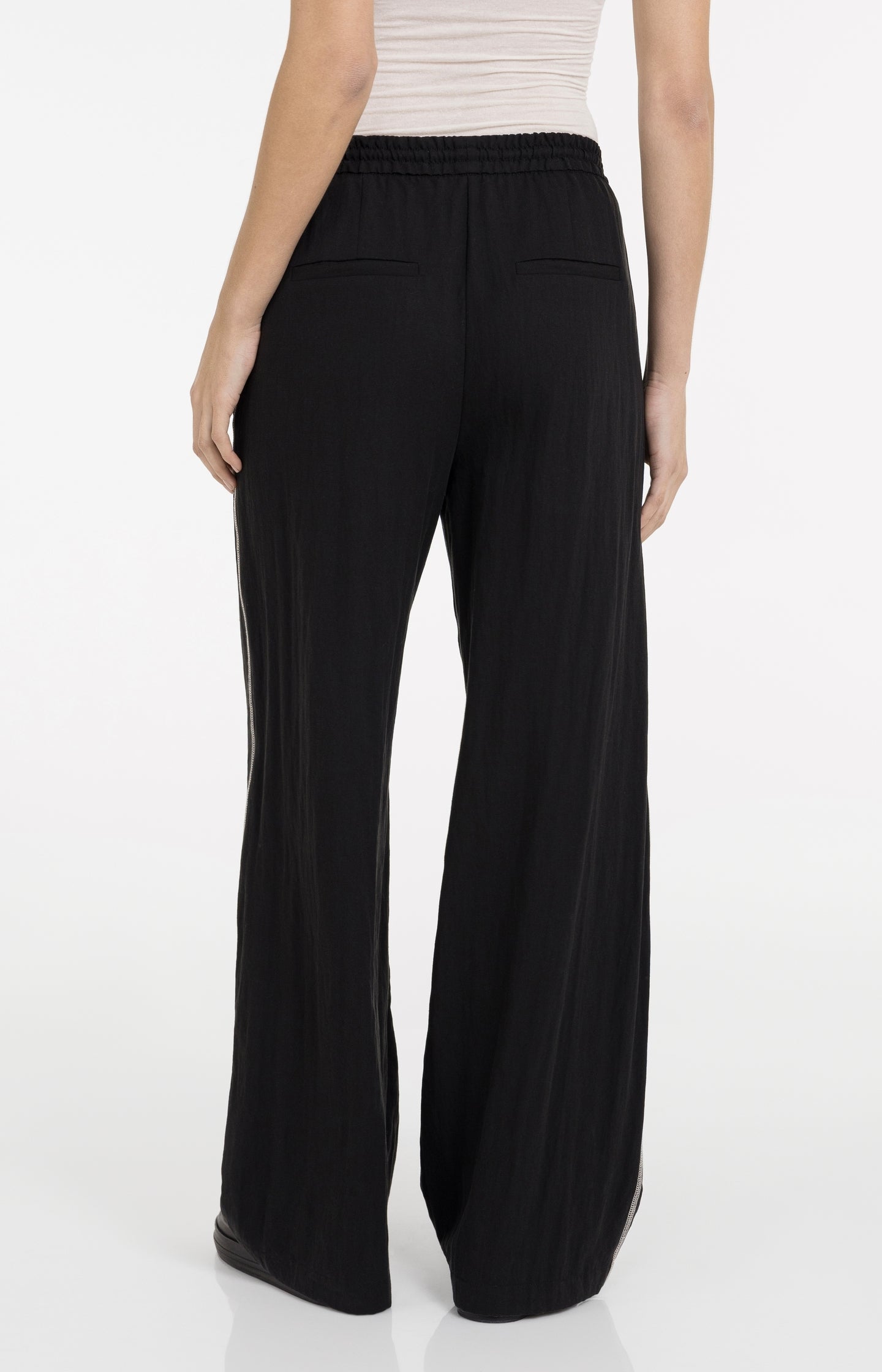 Trousers with wide legs and contrast stitching  L32