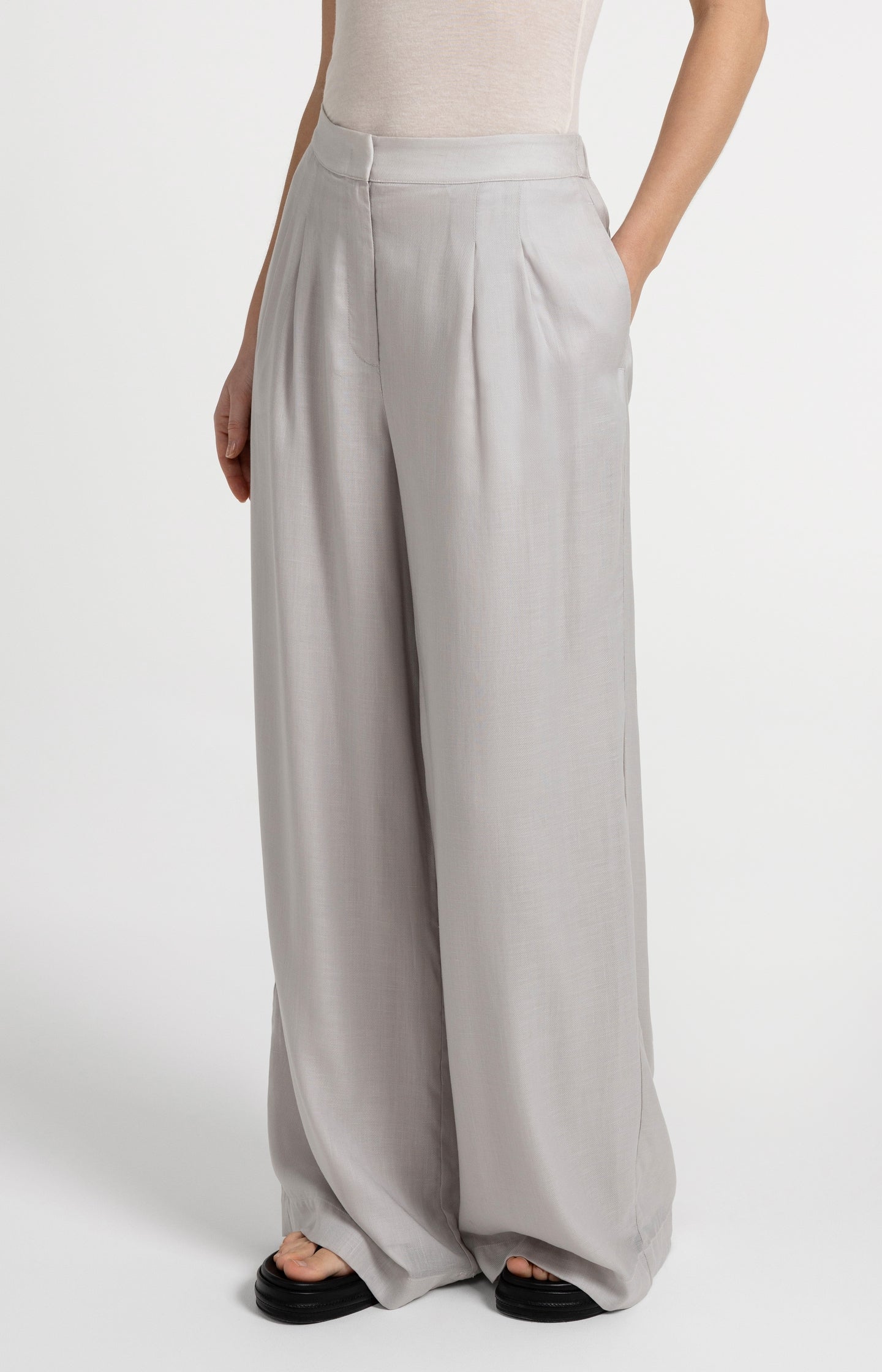 Trousers with wide legs and half elastic waist