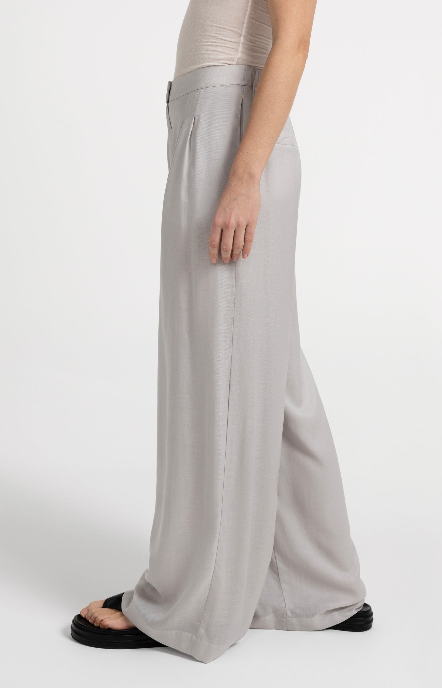 Trousers with wide legs and half elastic waist