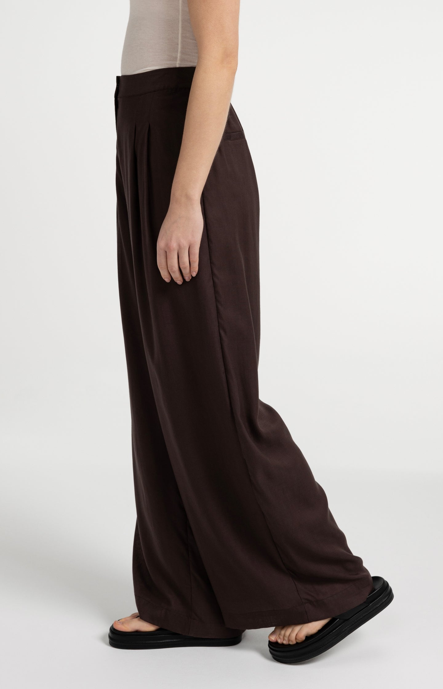 Trousers with wide legs and half elastic waist - Type: video