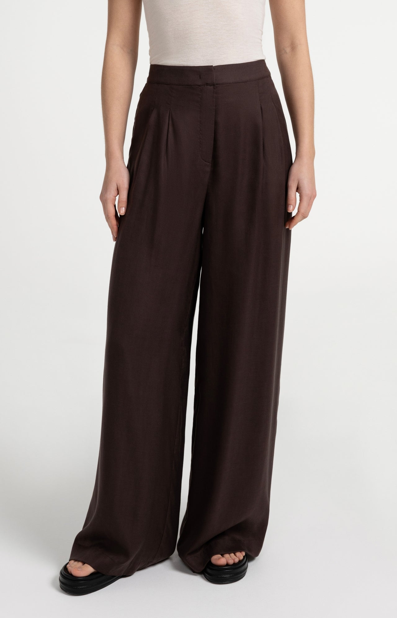 Trousers with wide legs and half elastic waist