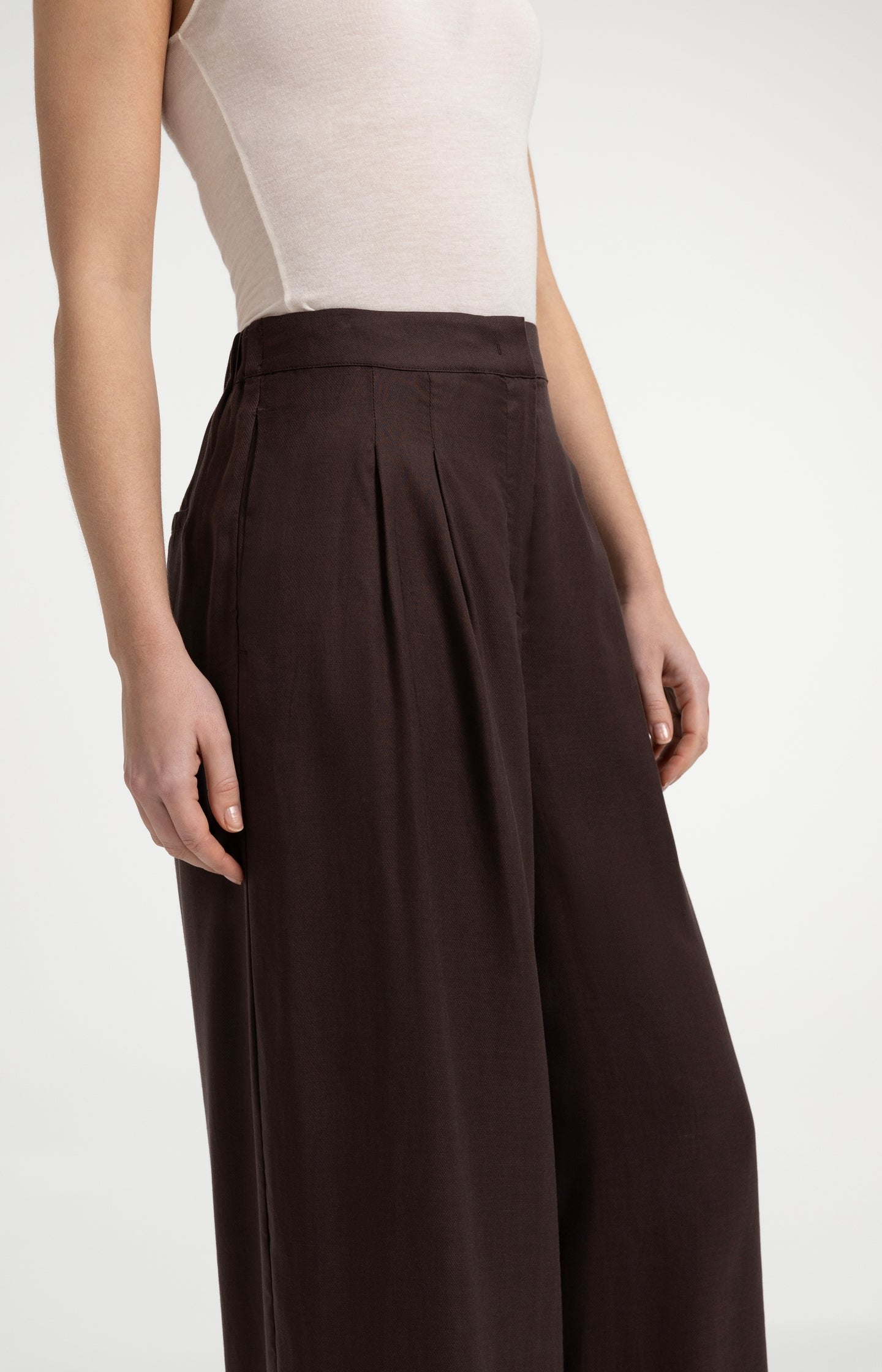 Trousers with wide legs and half elastic waist - Type: video