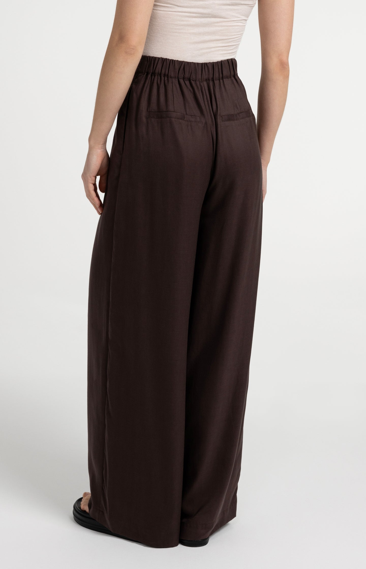 Trousers with wide legs and half elastic waist - Type: video