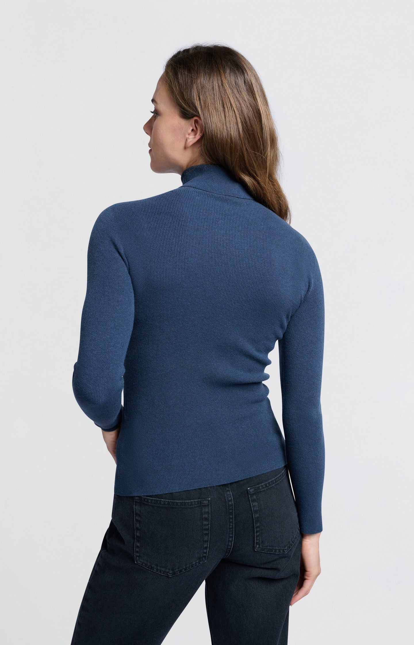 Turtleneck sweater with slim fit in ribbed structure