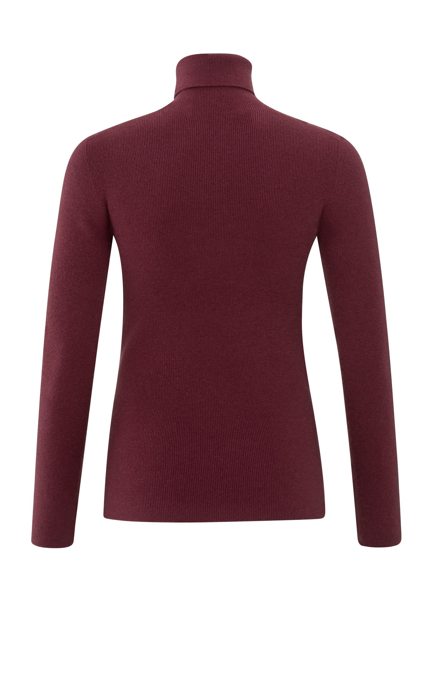 Turtleneck sweater with slim fit in ribbed structure