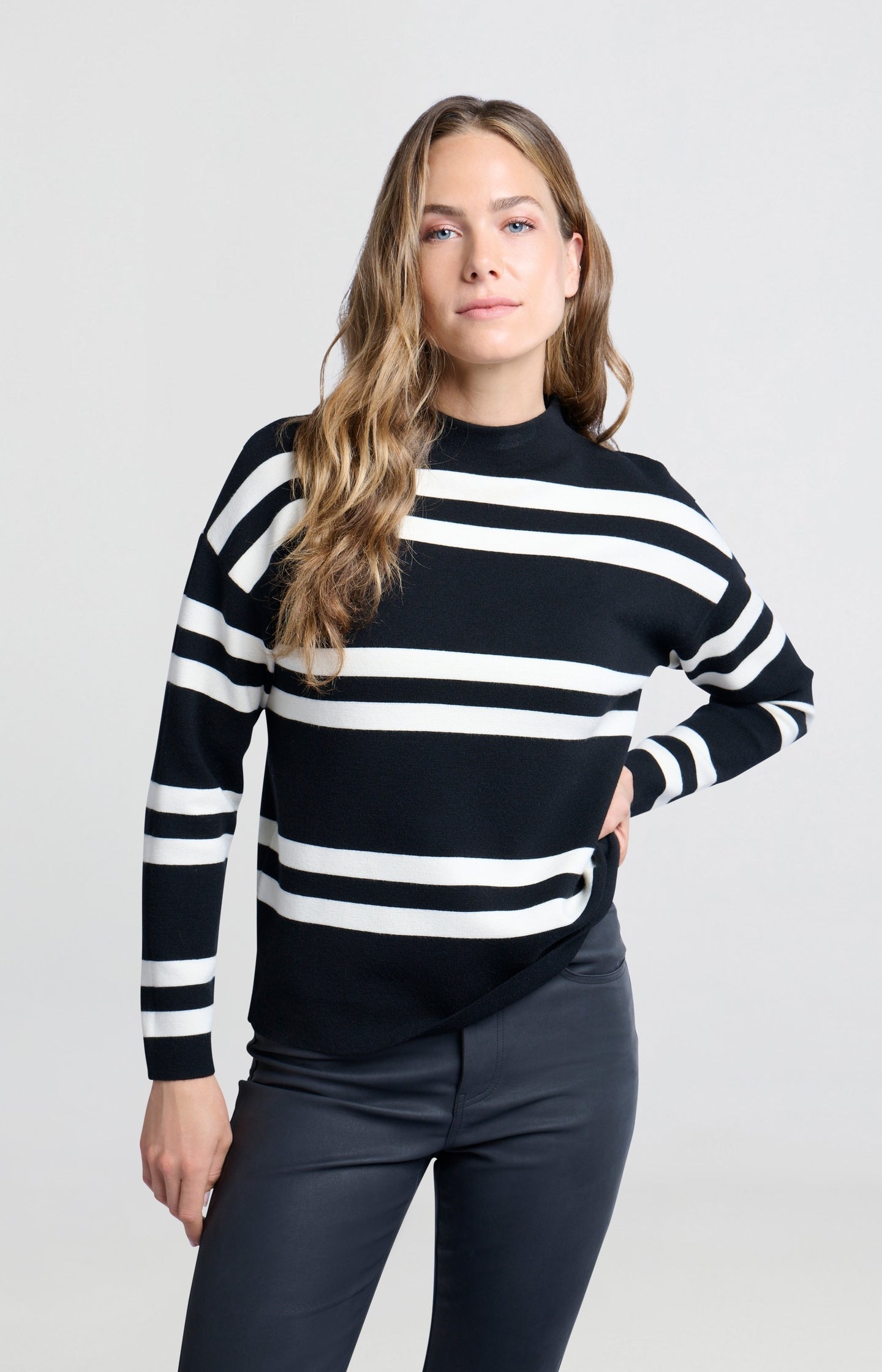 Turtleneck with wide stripes and long sleeves