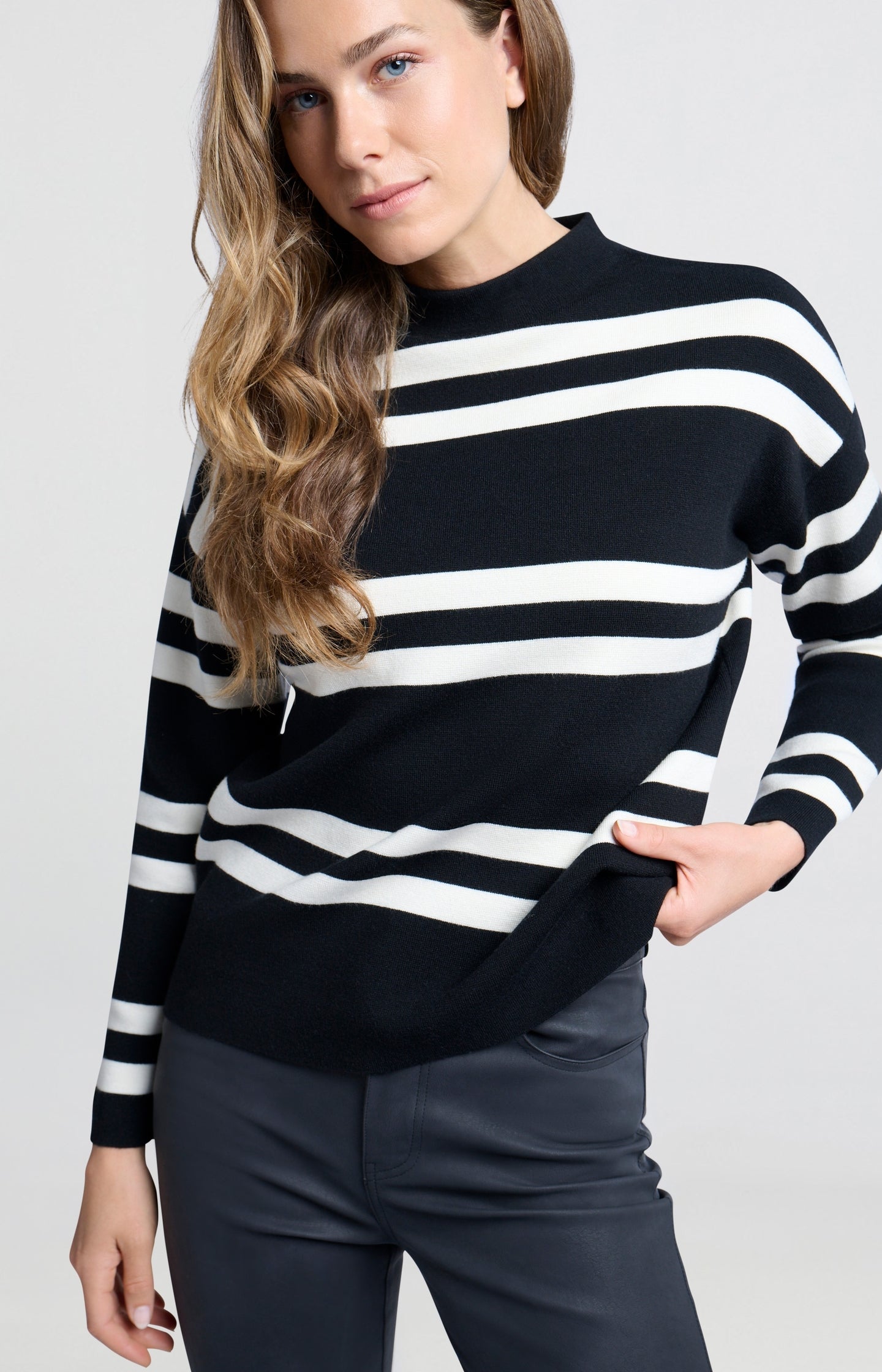 Turtleneck with wide stripes and long sleeves