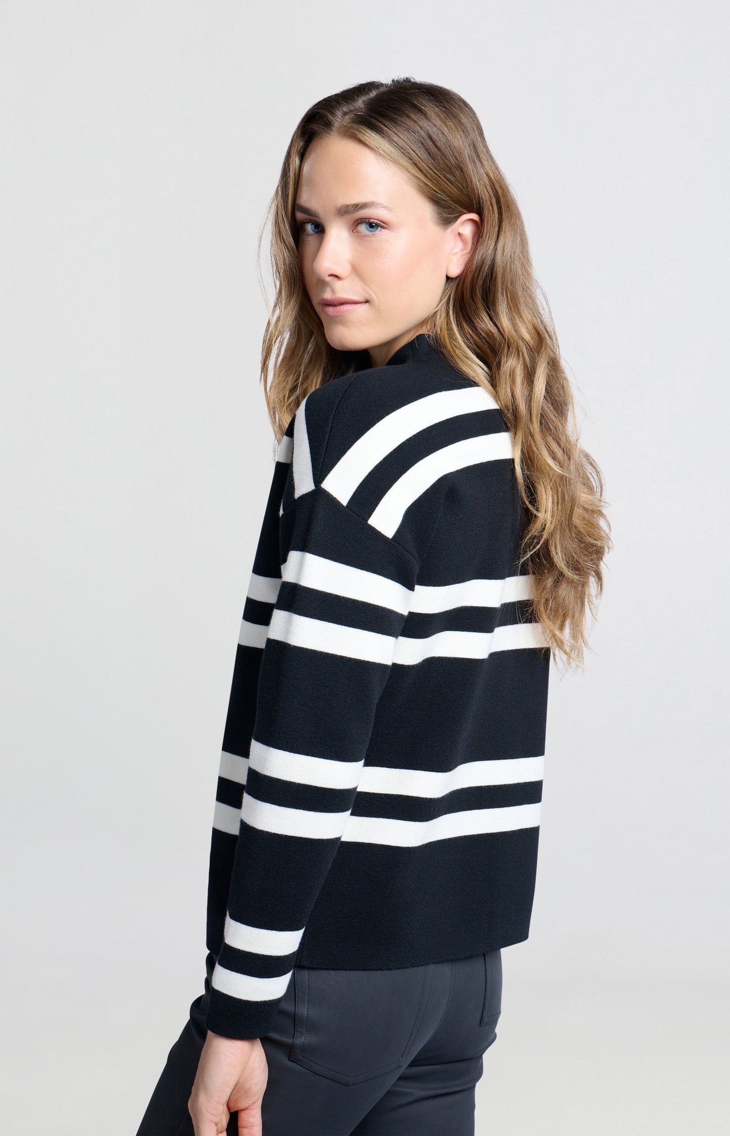 Turtleneck with wide stripes and long sleeves