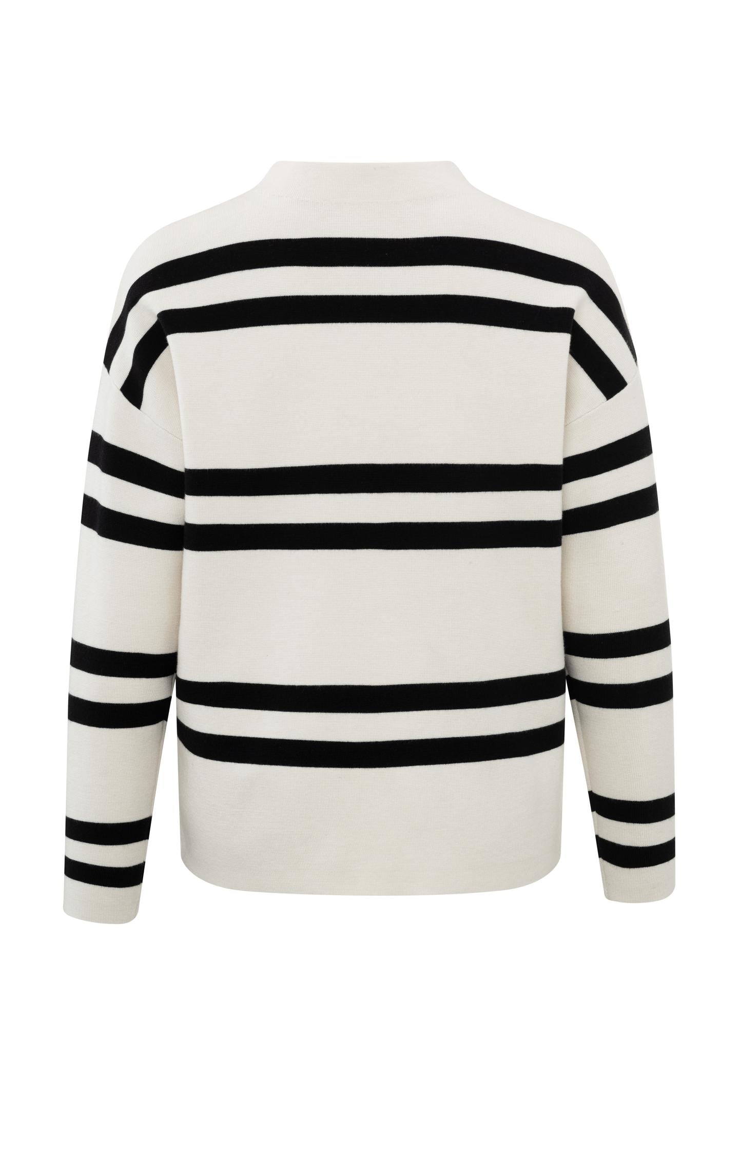 Turtleneck with wide stripes and long sleeves