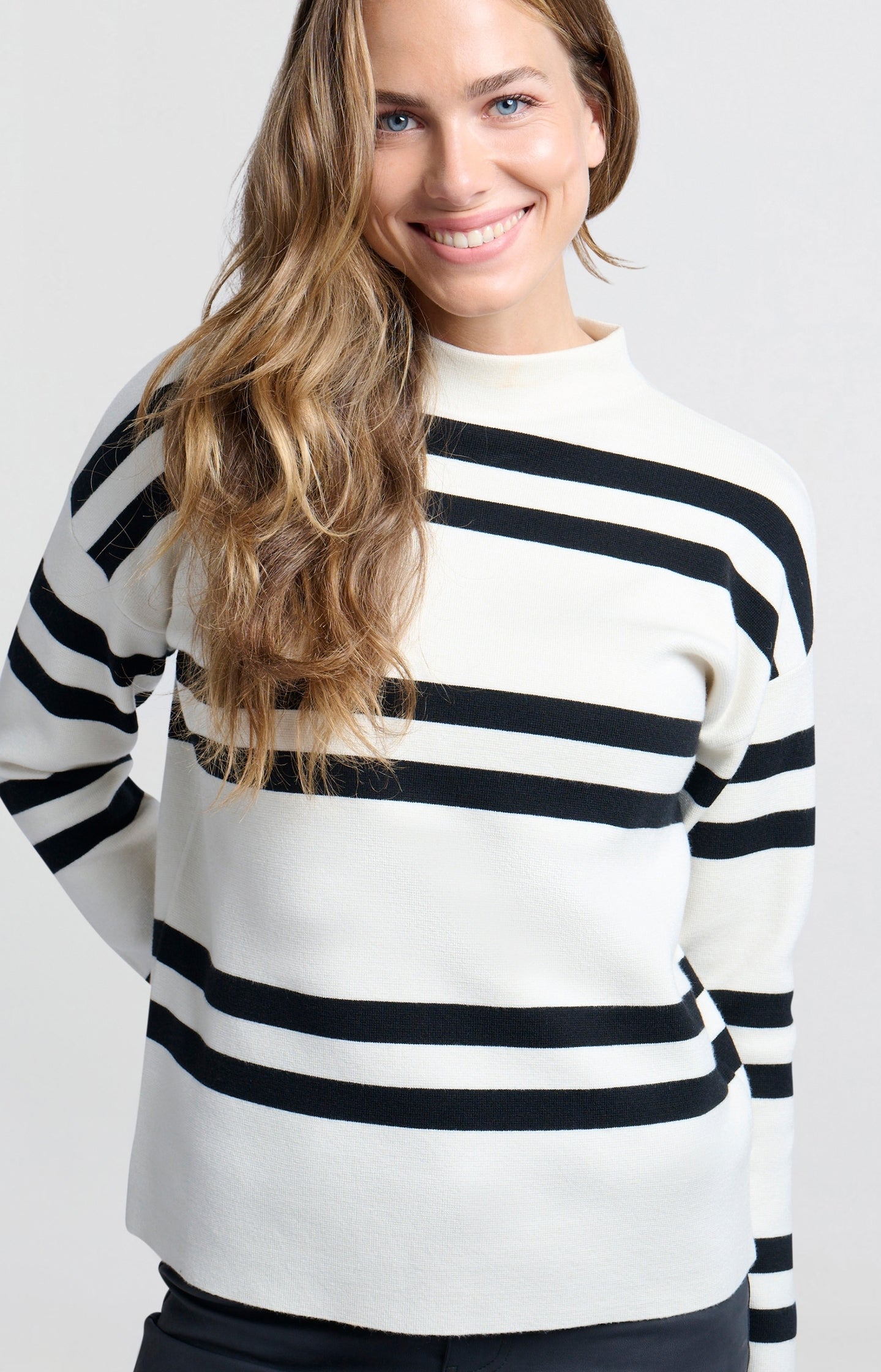 Turtleneck with wide stripes and long sleeves