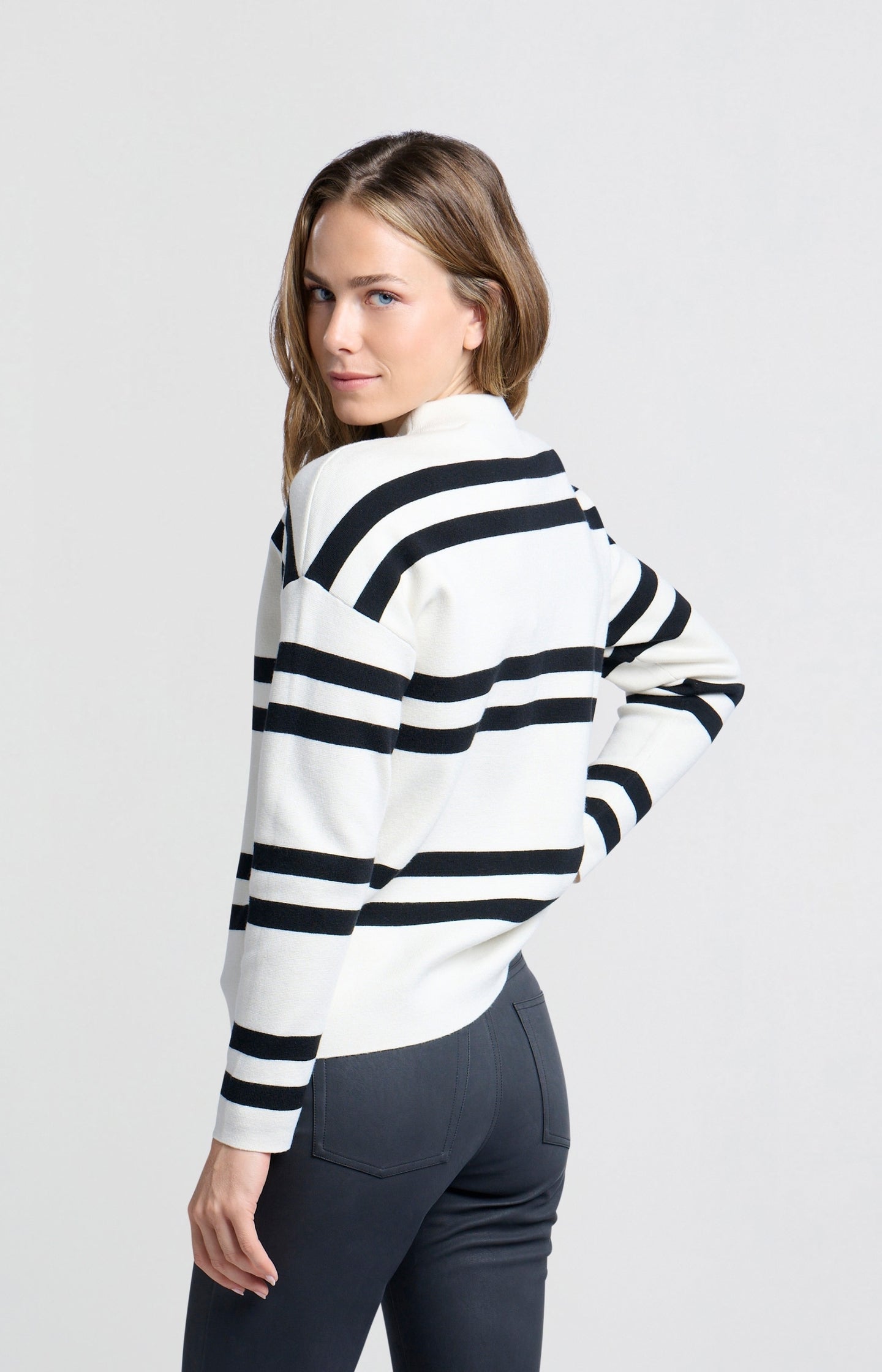 Turtleneck with wide stripes and long sleeves