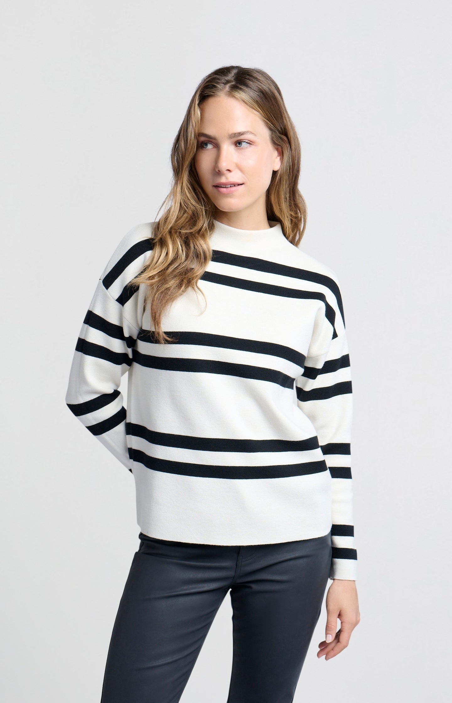 Turtleneck with wide stripes and long sleeves