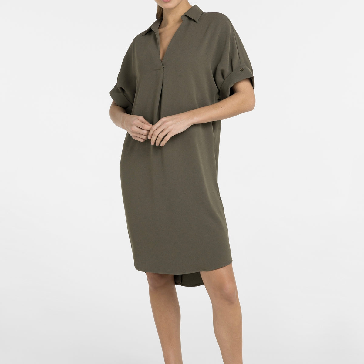V-neck dress with pleated sleeves and loose fit