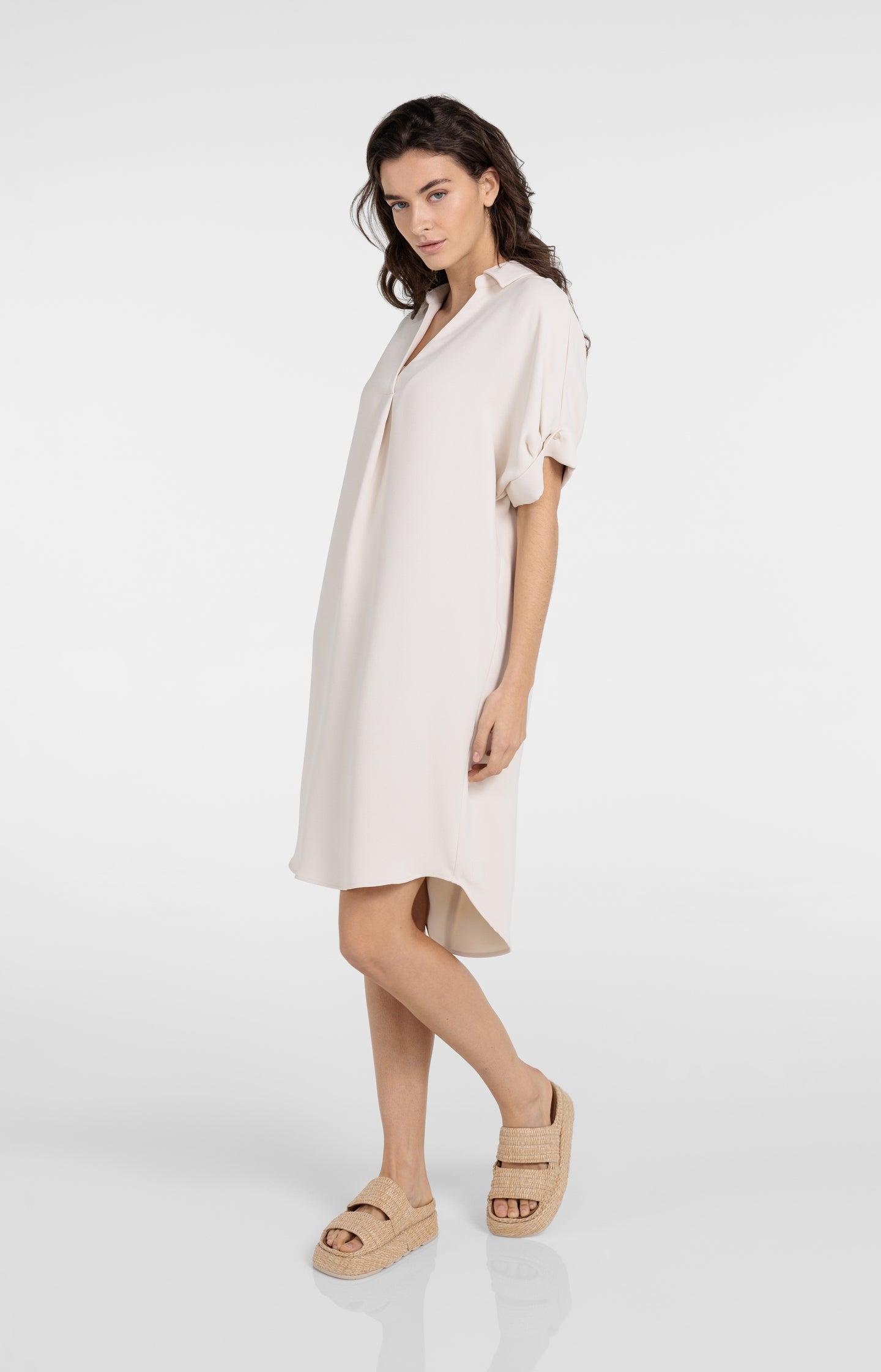 V-neck dress with pleated sleeves and loose fit - Type: lookbook