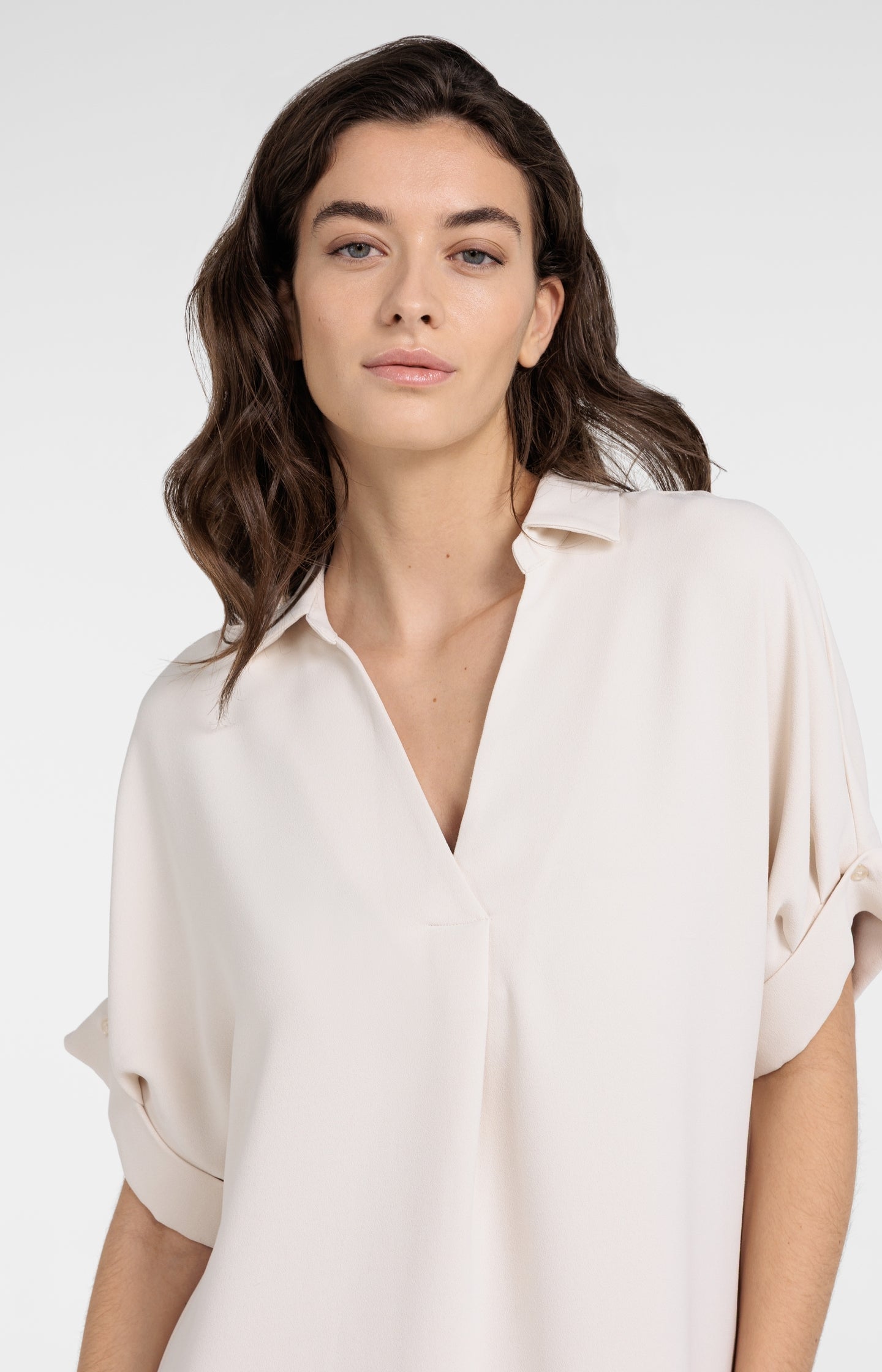 V-neck dress with pleated sleeves and loose fit - Type: lookbook