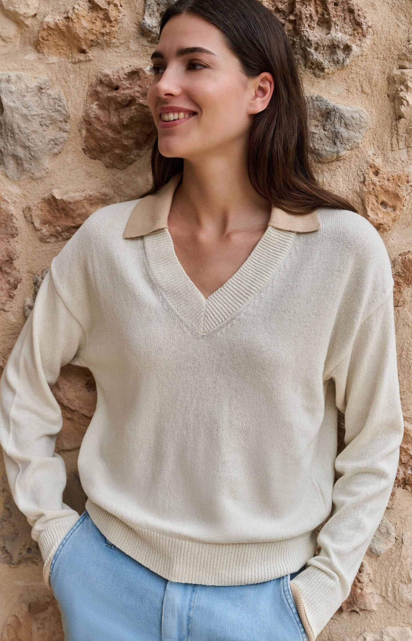 V-neck sweater with long sleeves and contrasting collar - Type: lookbook