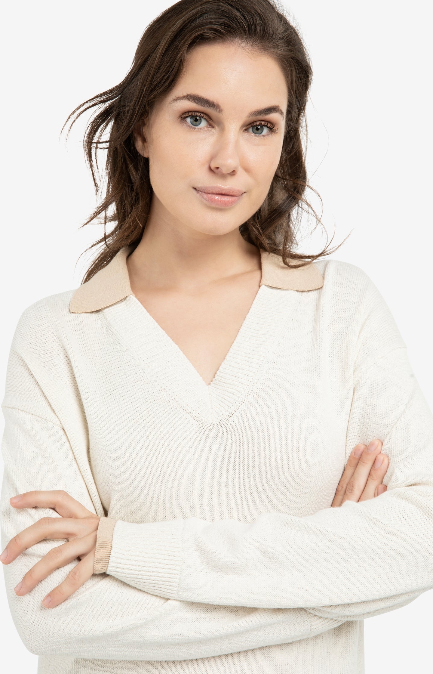 V-neck sweater with long sleeves and contrasting collar