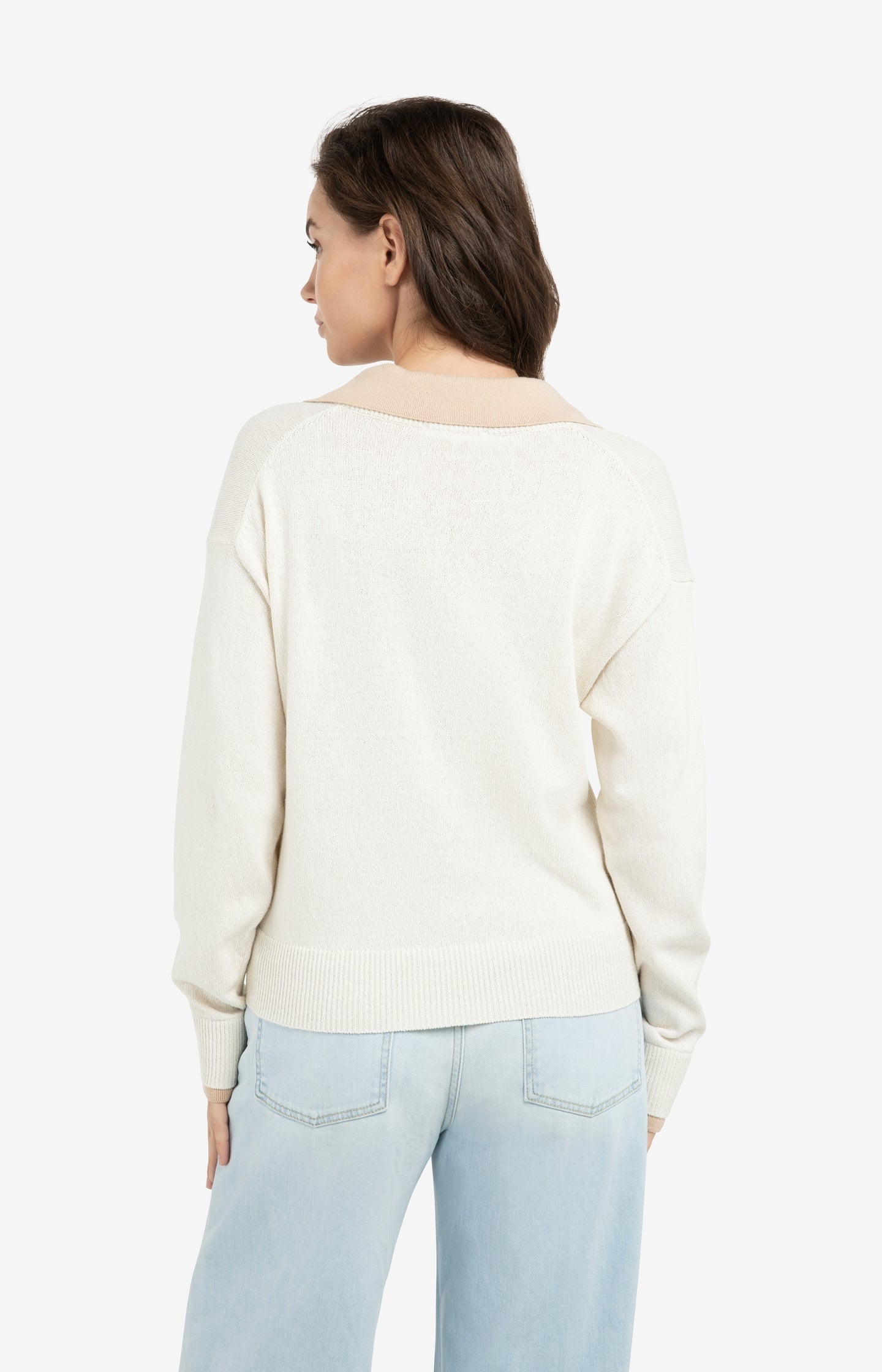 V-neck sweater with long sleeves and contrasting collar