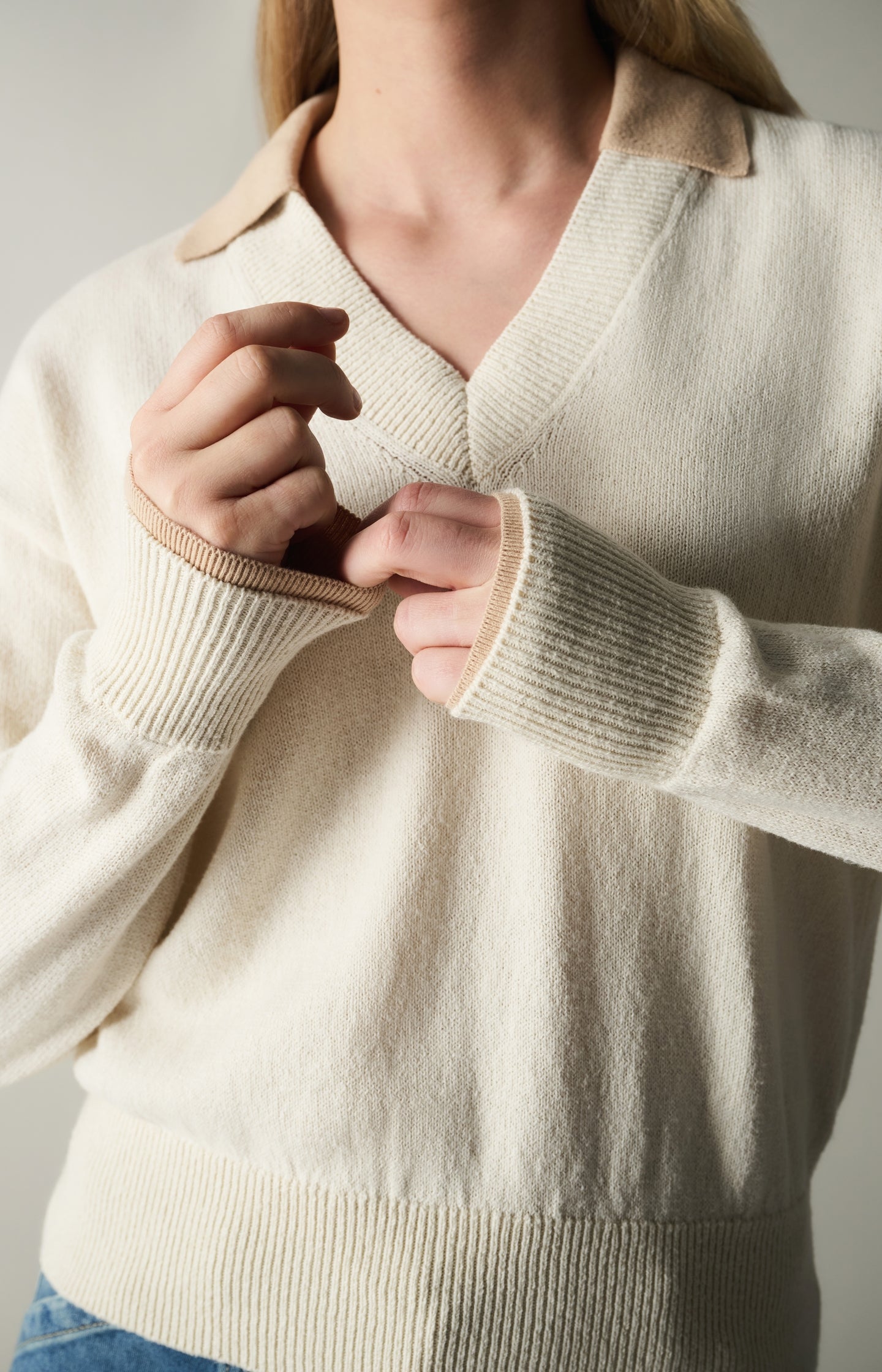V-neck sweater with long sleeves and contrasting collar