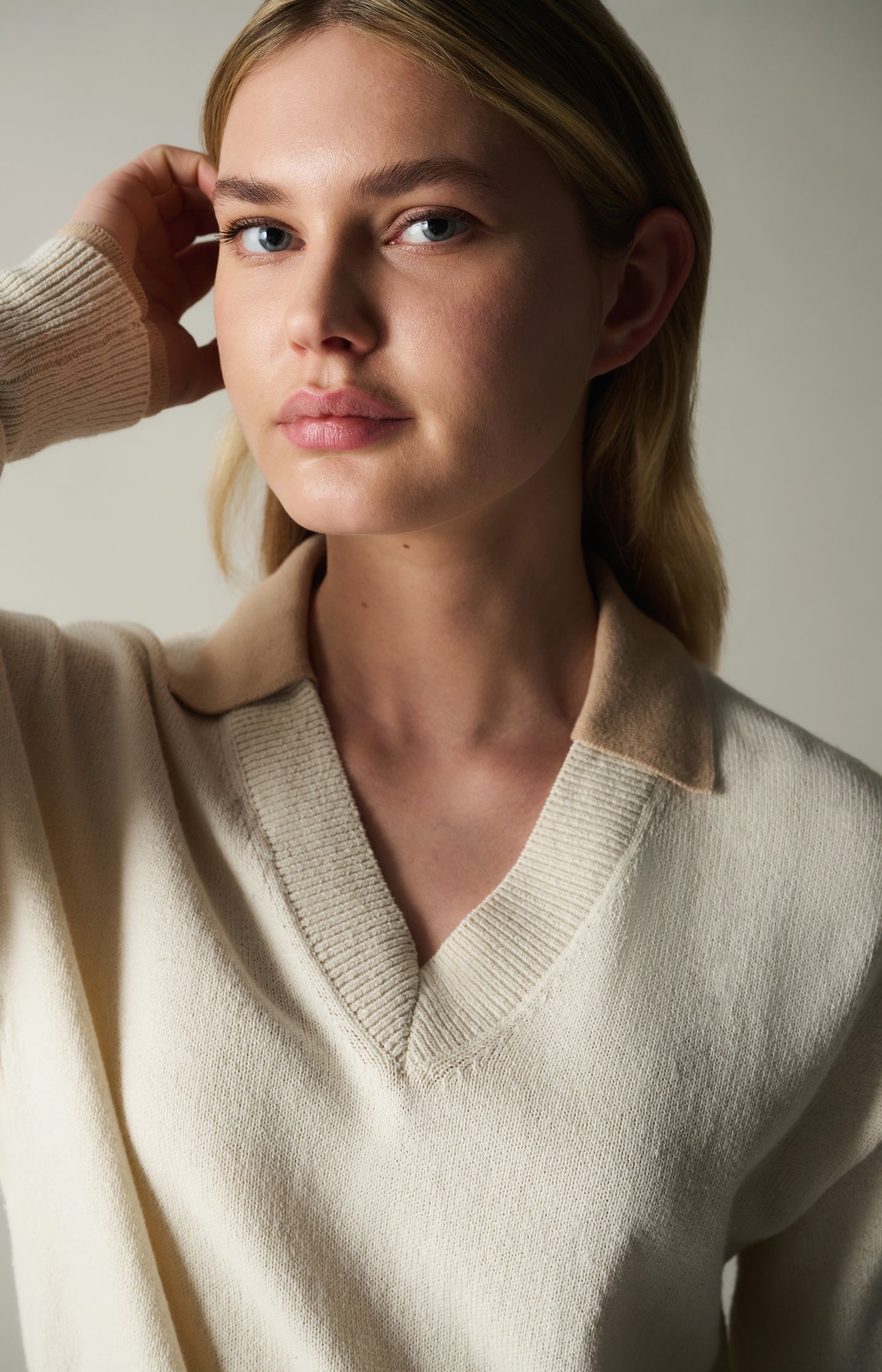 V-neck sweater with long sleeves and contrasting collar